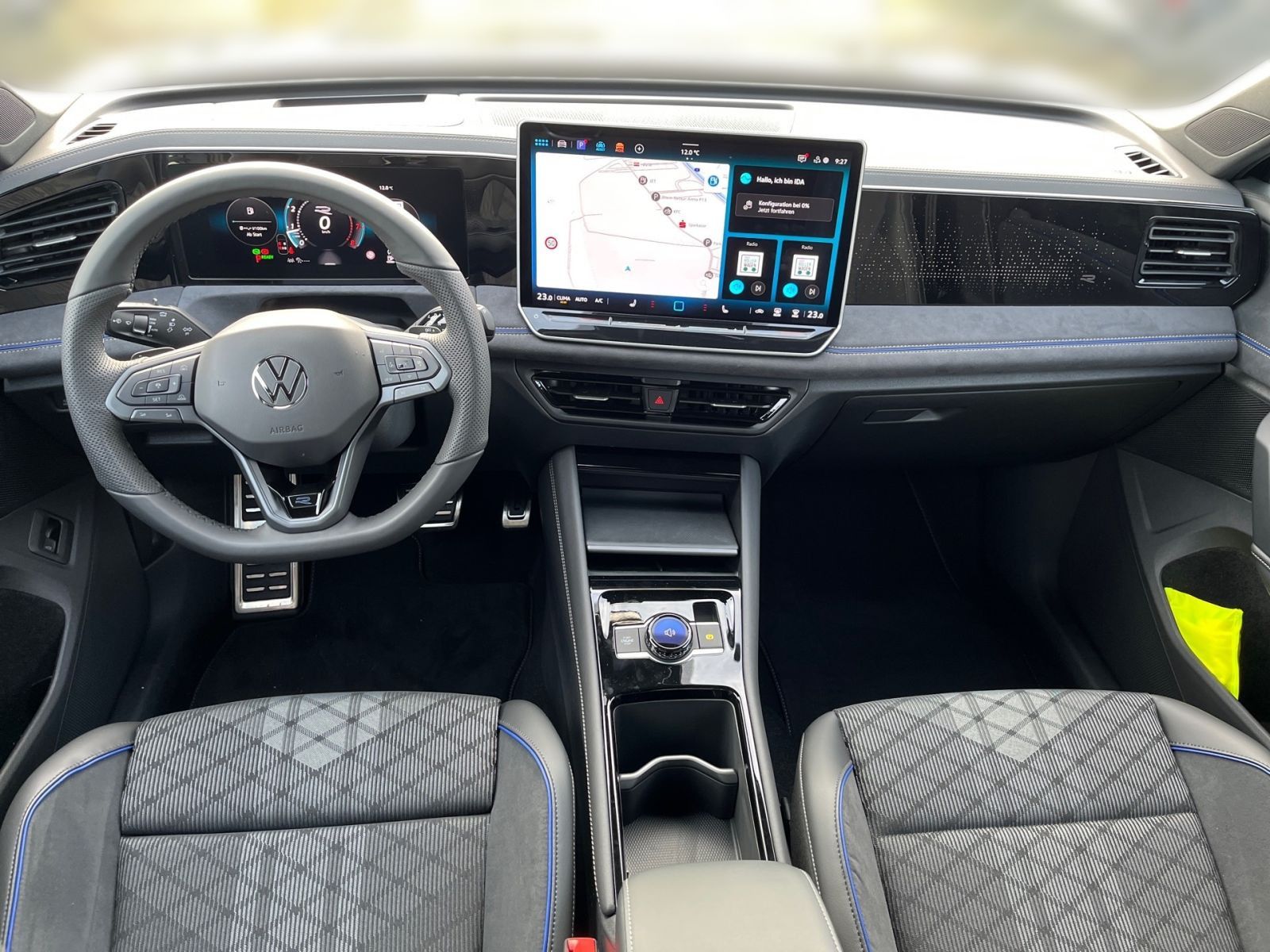 Fahrzeugabbildung Volkswagen Tiguan R-Line 1.5 eTSI DSG HeadUp ParkAssist AHK
