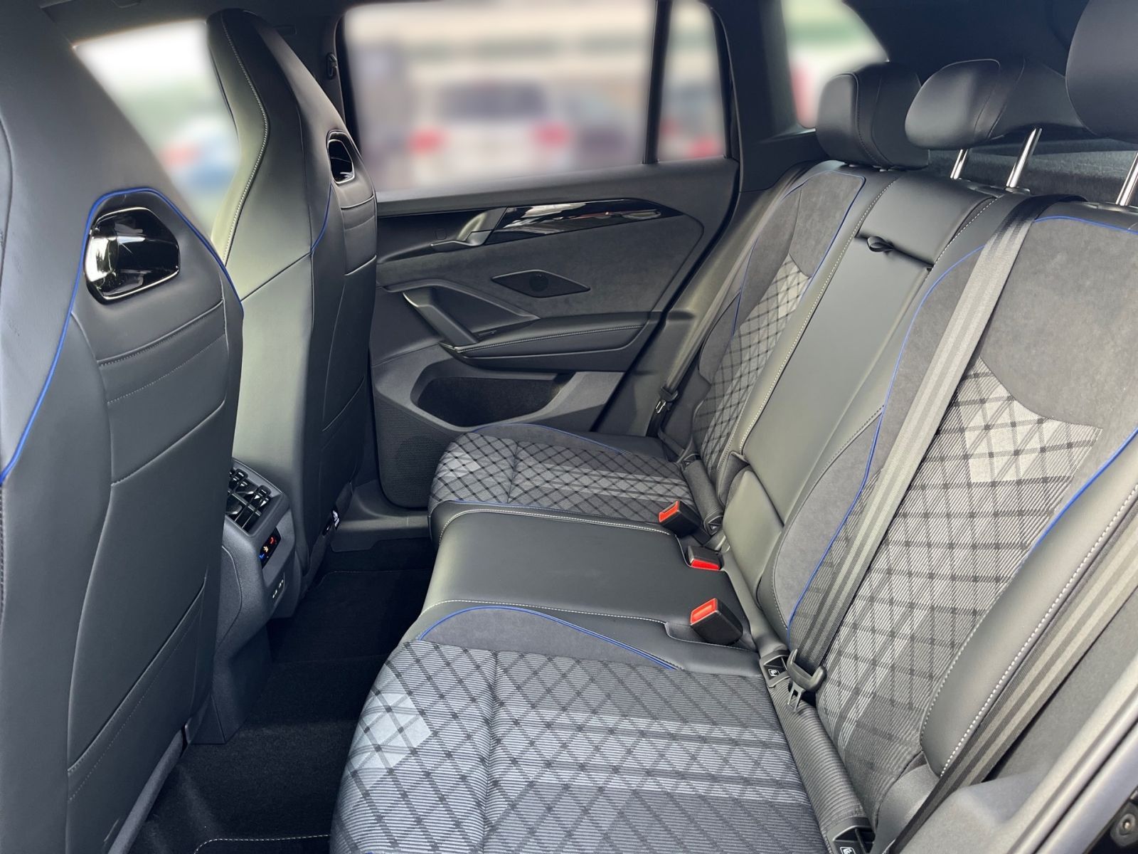 Fahrzeugabbildung Volkswagen Tiguan R-Line 1.5 eTSI DSG HeadUp ParkAssist AHK