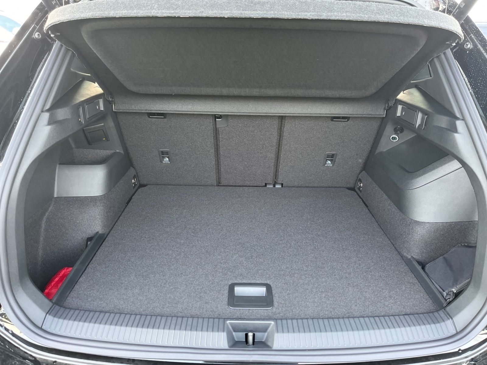 Fahrzeugabbildung Volkswagen Tiguan R-Line 1.5 eTSI DSG HeadUp ParkAssist AHK