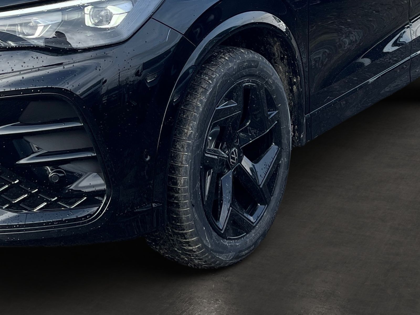 Fahrzeugabbildung Volkswagen Tiguan R-Line 1.5 eTSI DSG HeadUp ParkAssist AHK