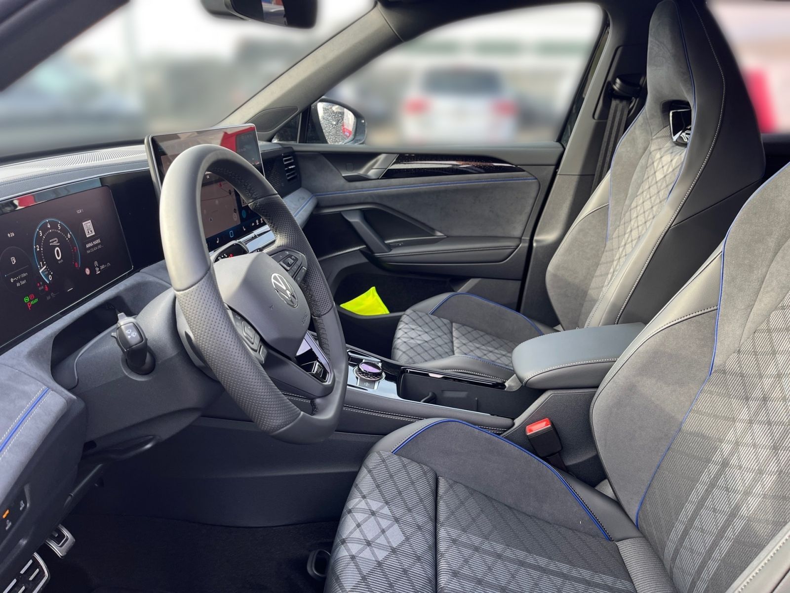 Fahrzeugabbildung Volkswagen Tiguan R-Line 1.5 eTSI DSG HeadUp ParkAssist AHK