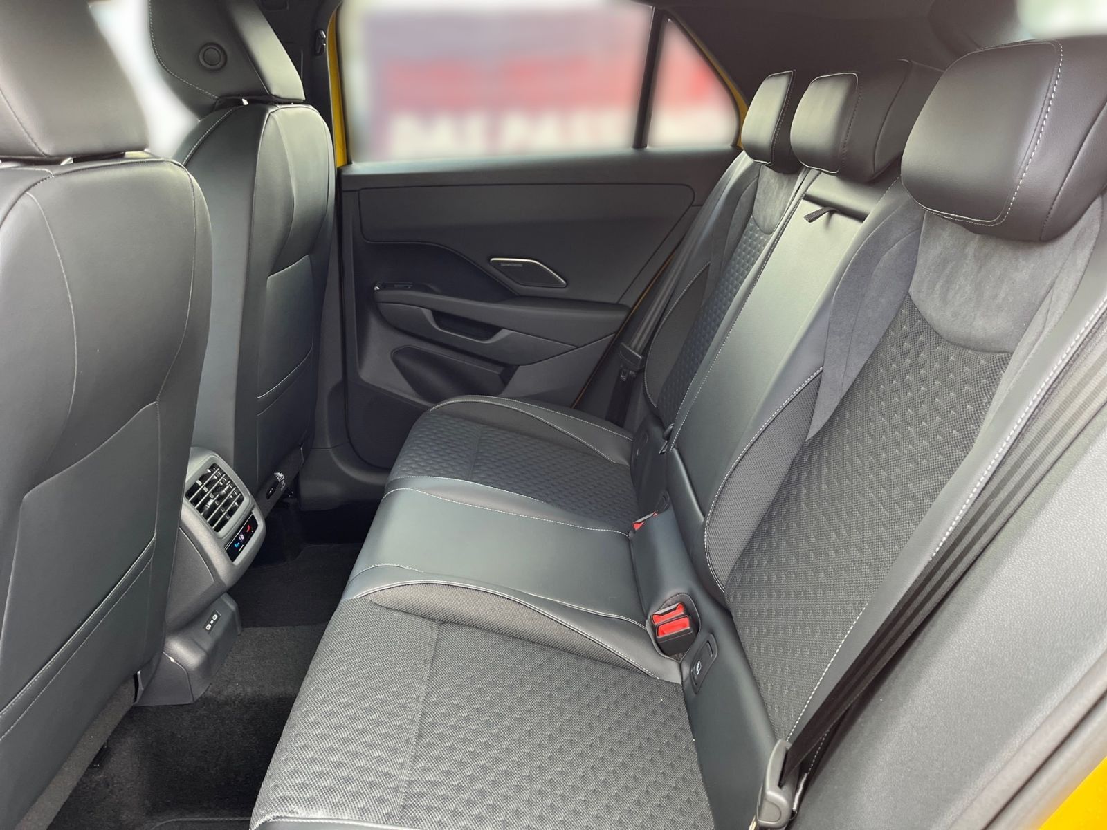 Fahrzeugabbildung Volkswagen T-Roc R-Line 1.5 eTSI 110 kW (150 PS) DSG