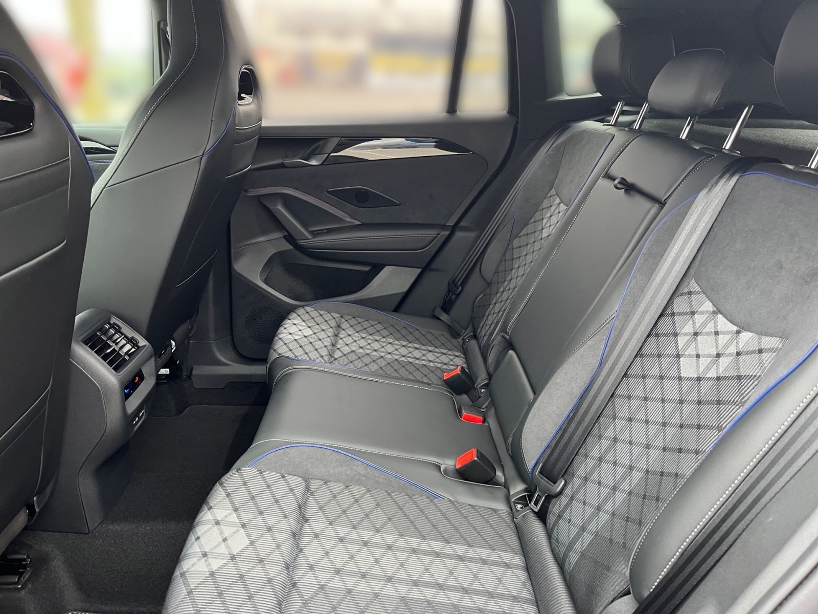 Fahrzeugabbildung Volkswagen Tiguan R-Line 1.5 eTSI DSG AHK HeadUp ParkAssist