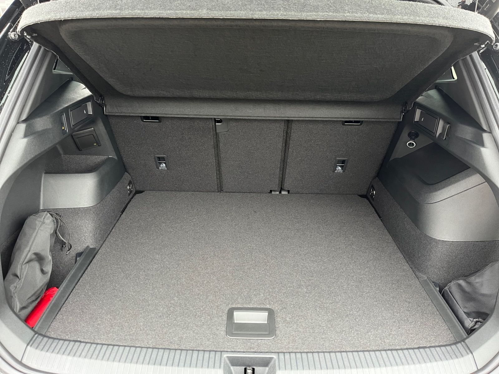 Fahrzeugabbildung Volkswagen Tiguan R-Line 1.5 eTSI DSG AHK HeadUp ParkAssist
