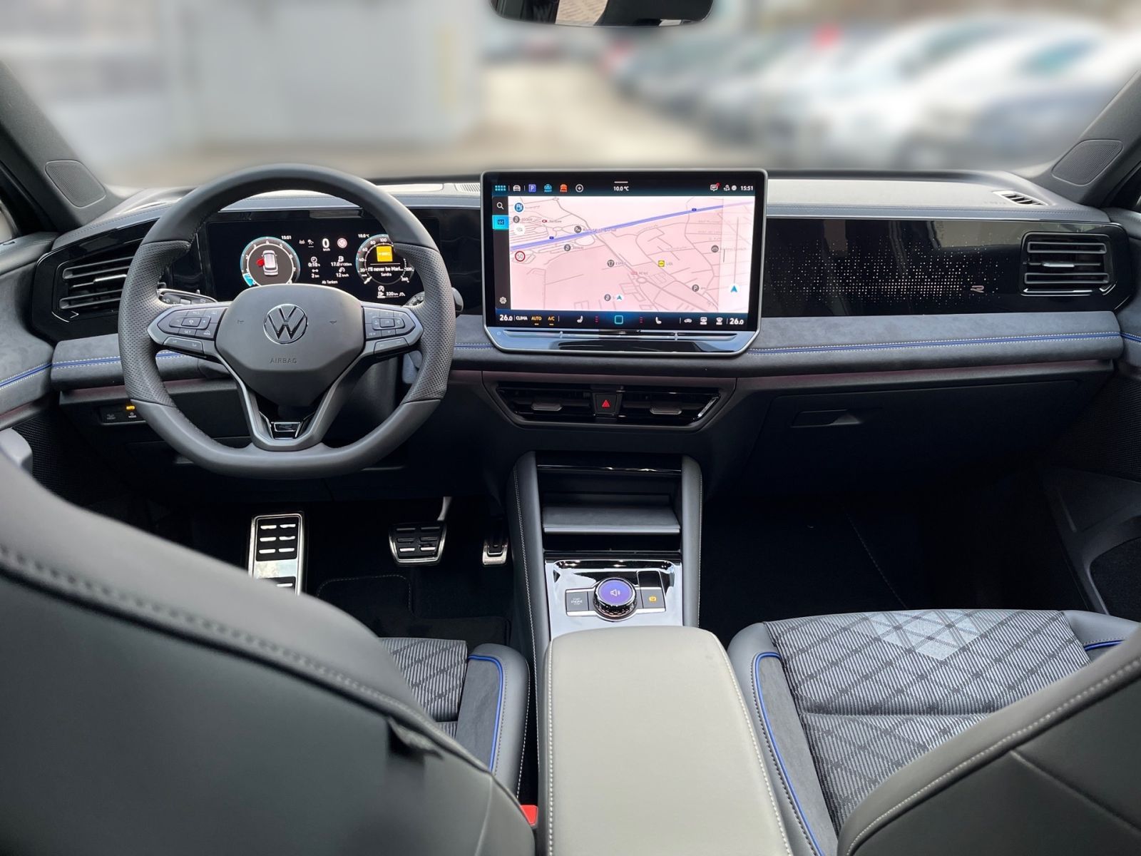 Fahrzeugabbildung Volkswagen Tiguan R-Line 1.5 eTSI DSG AHK HeadUp ParkAssist