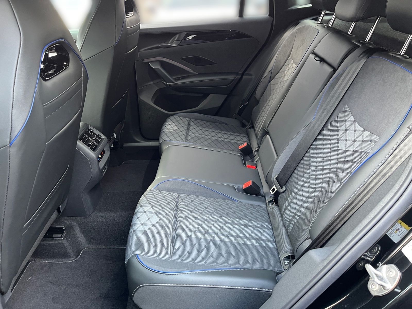 Fahrzeugabbildung Volkswagen Tiguan R-Line 1.5 eTSI DSG AHK HeadUp ParkAssist