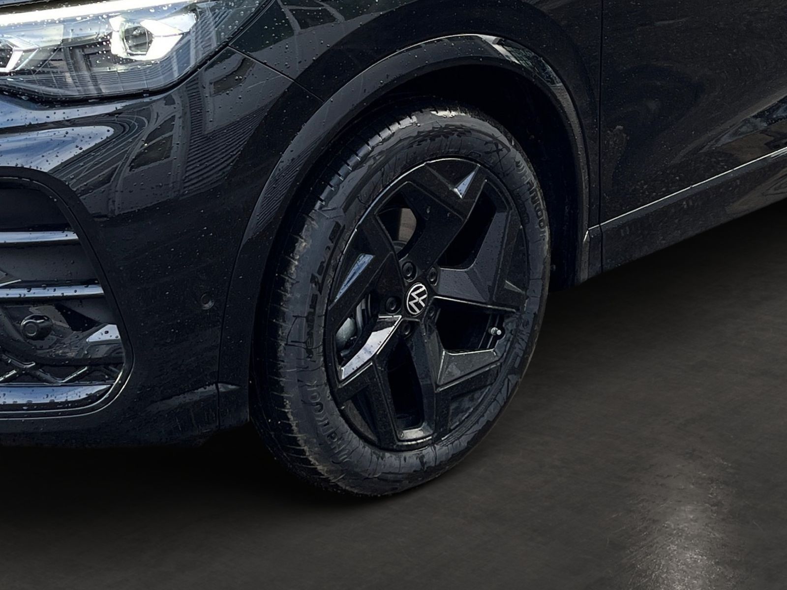 Fahrzeugabbildung Volkswagen Tiguan R-Line 1.5 eTSI DSG AHK HeadUp ParkAssist