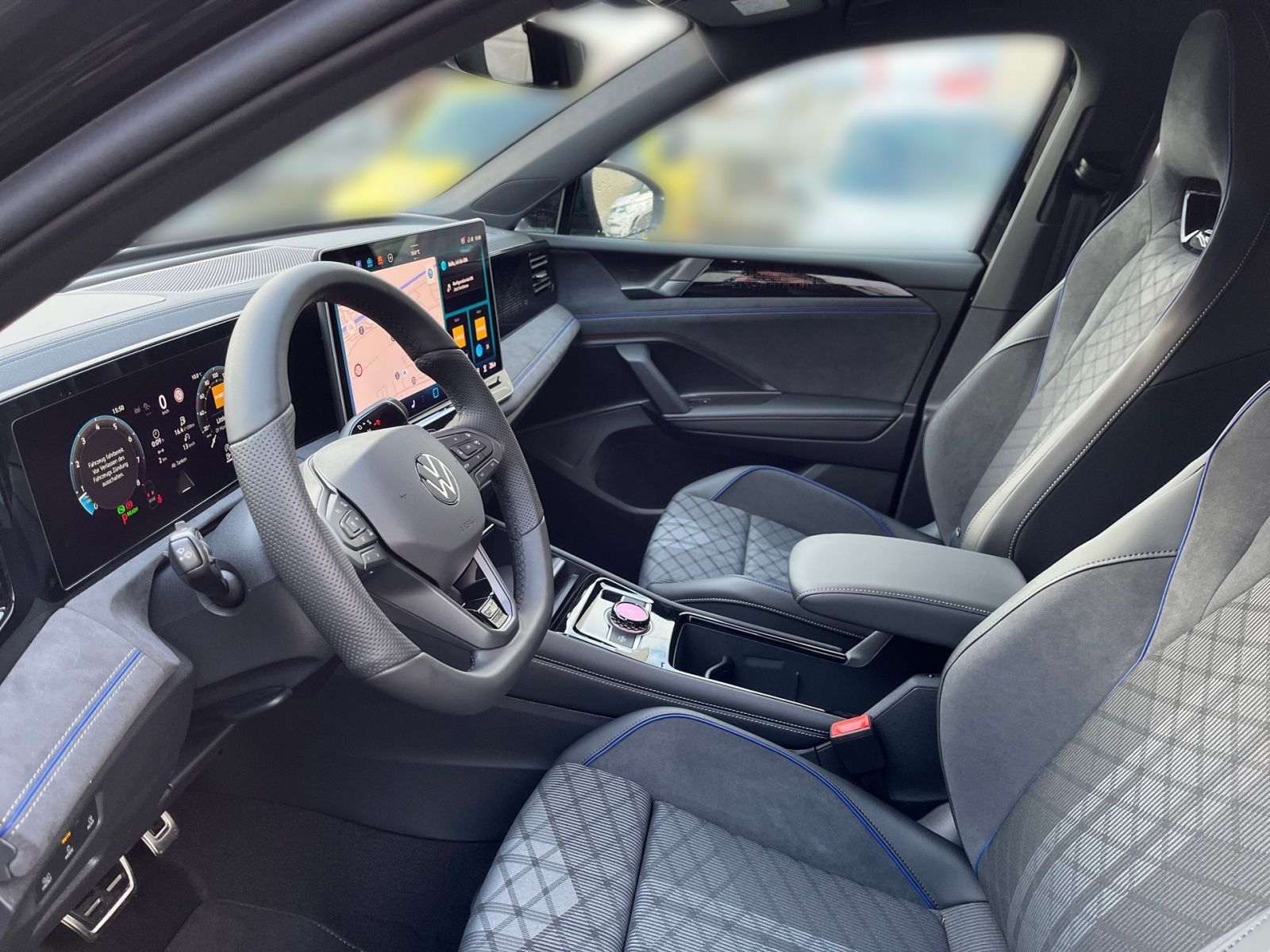 Fahrzeugabbildung Volkswagen Tiguan R-Line 1.5 eTSI DSG AHK HeadUp ParkAssist