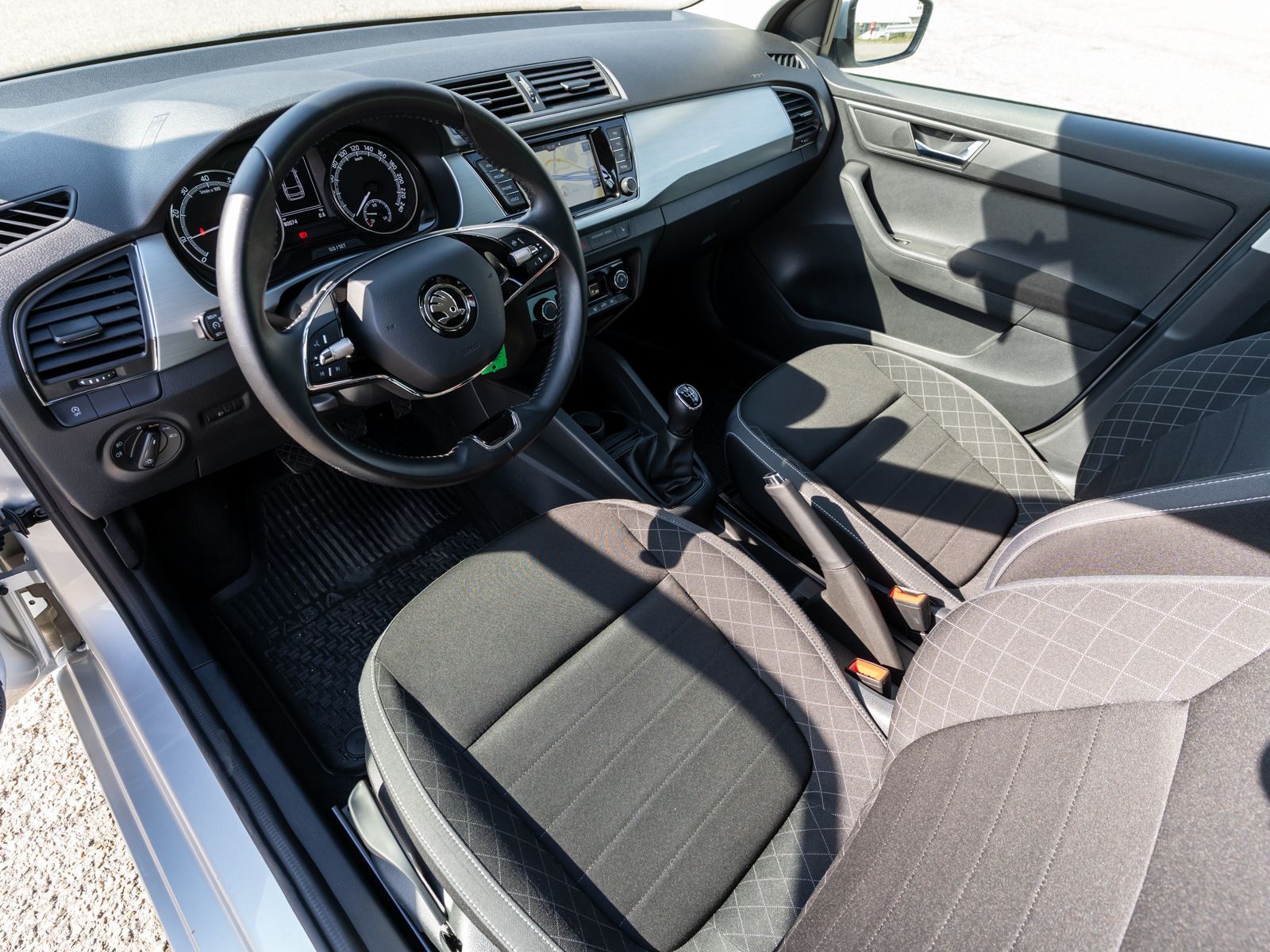 Fahrzeugabbildung SKODA Fabia Combi Ambition 1,0 TSI Navi PDC SHZ LED