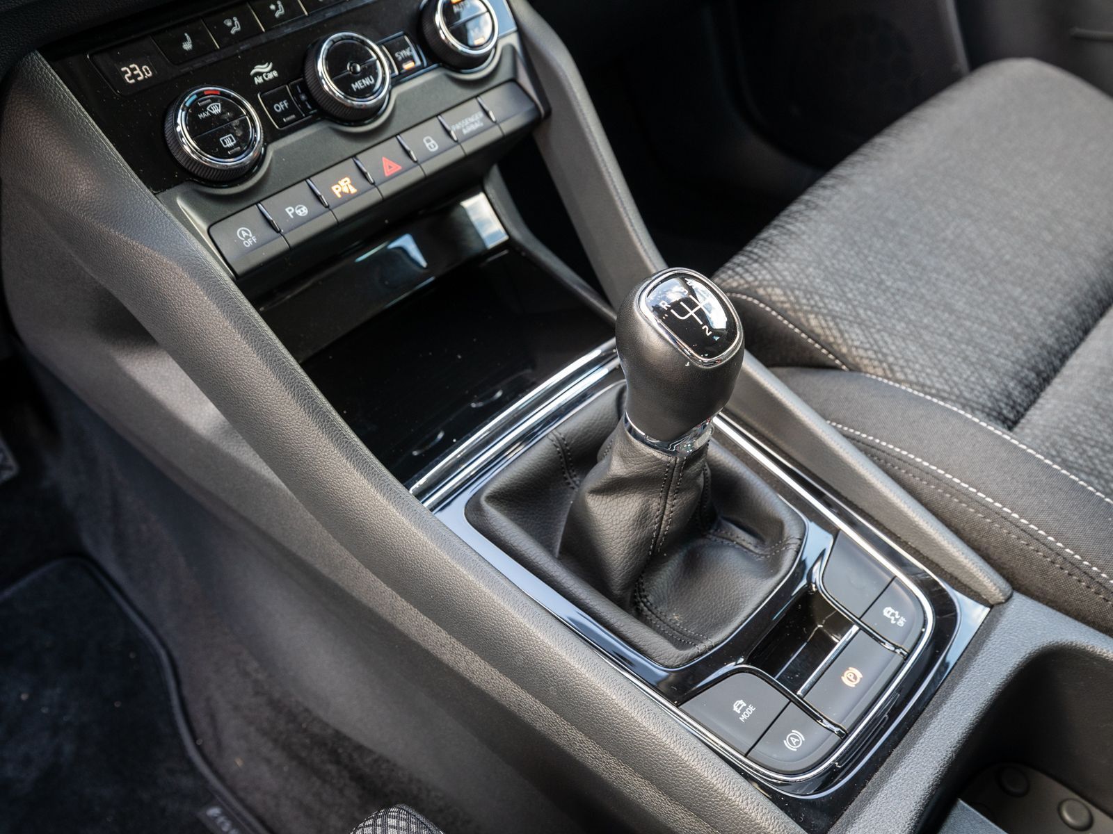 Fahrzeugabbildung SKODA Karoq Style 1.5 TSI Matrix Navi 360° SHZ GRA