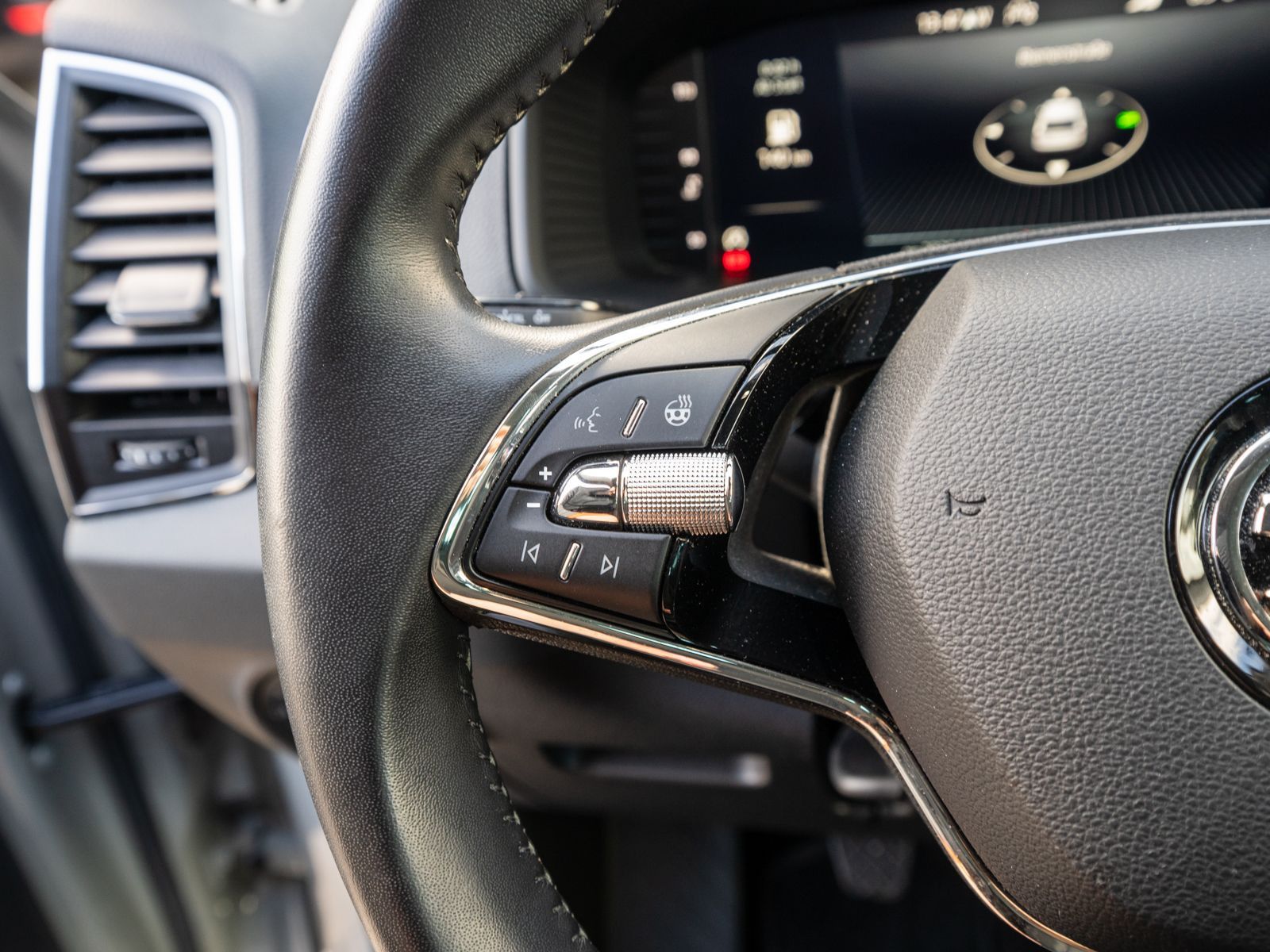 Fahrzeugabbildung SKODA Karoq Style 1.5 TSI Matrix Navi 360° SHZ GRA