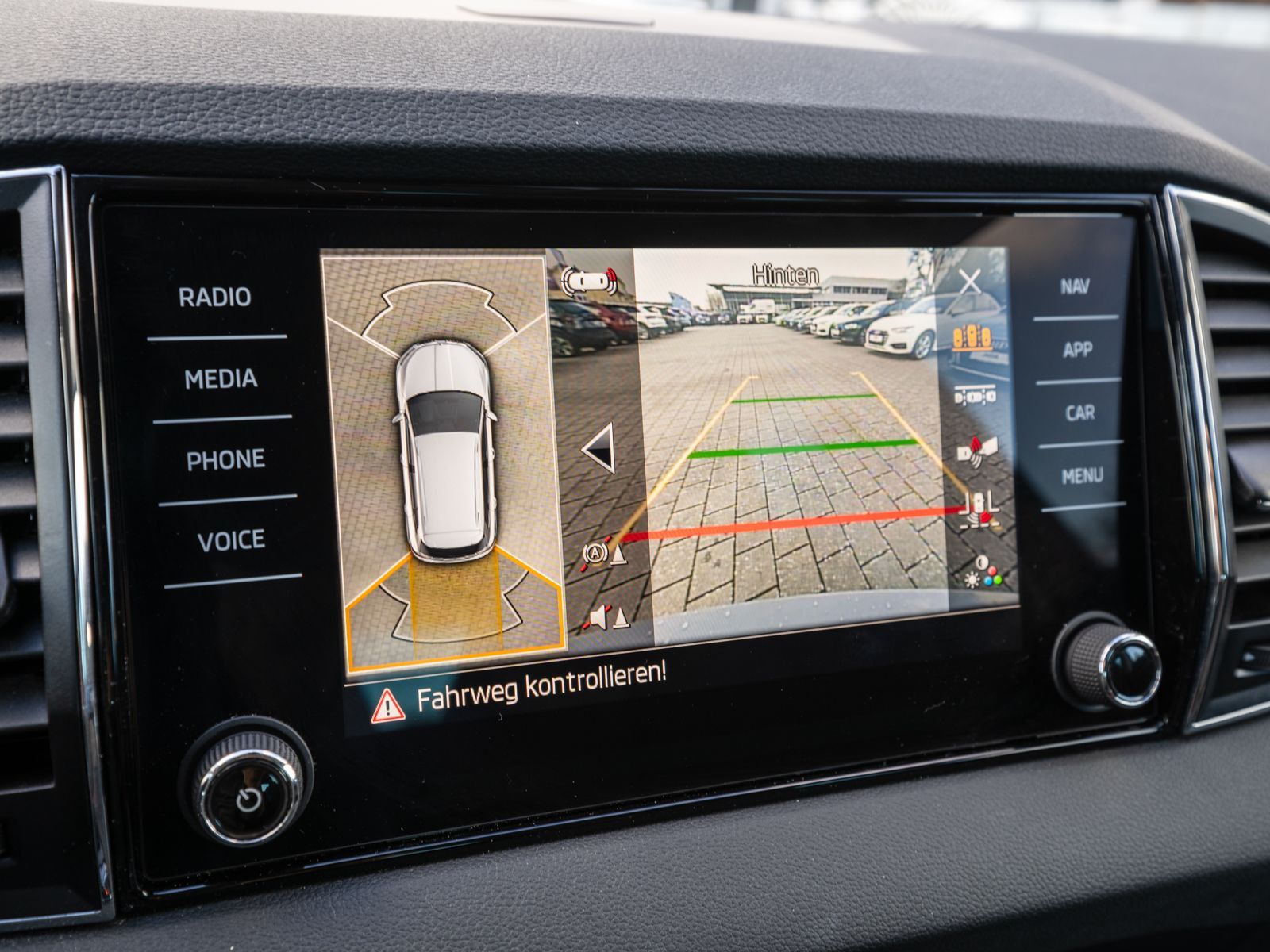 Fahrzeugabbildung SKODA Karoq Style 1.5 TSI Matrix Navi 360° SHZ GRA