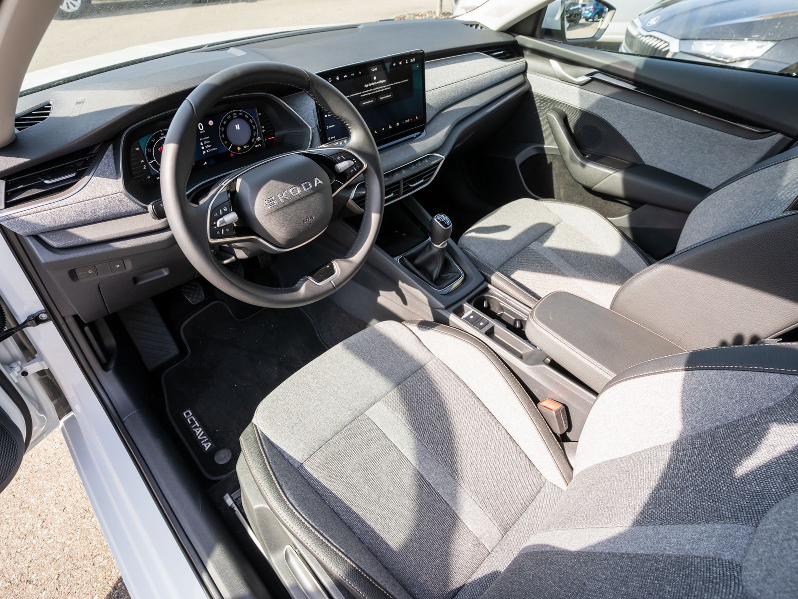 Fahrzeugabbildung SKODA Octavia Combi Selection 2.0TDI LED NAVI PANO AHK