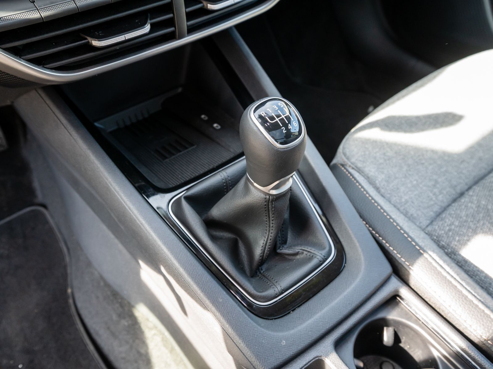 Fahrzeugabbildung SKODA Octavia Combi Selection 2.0TDI LED NAVI PANO AHK