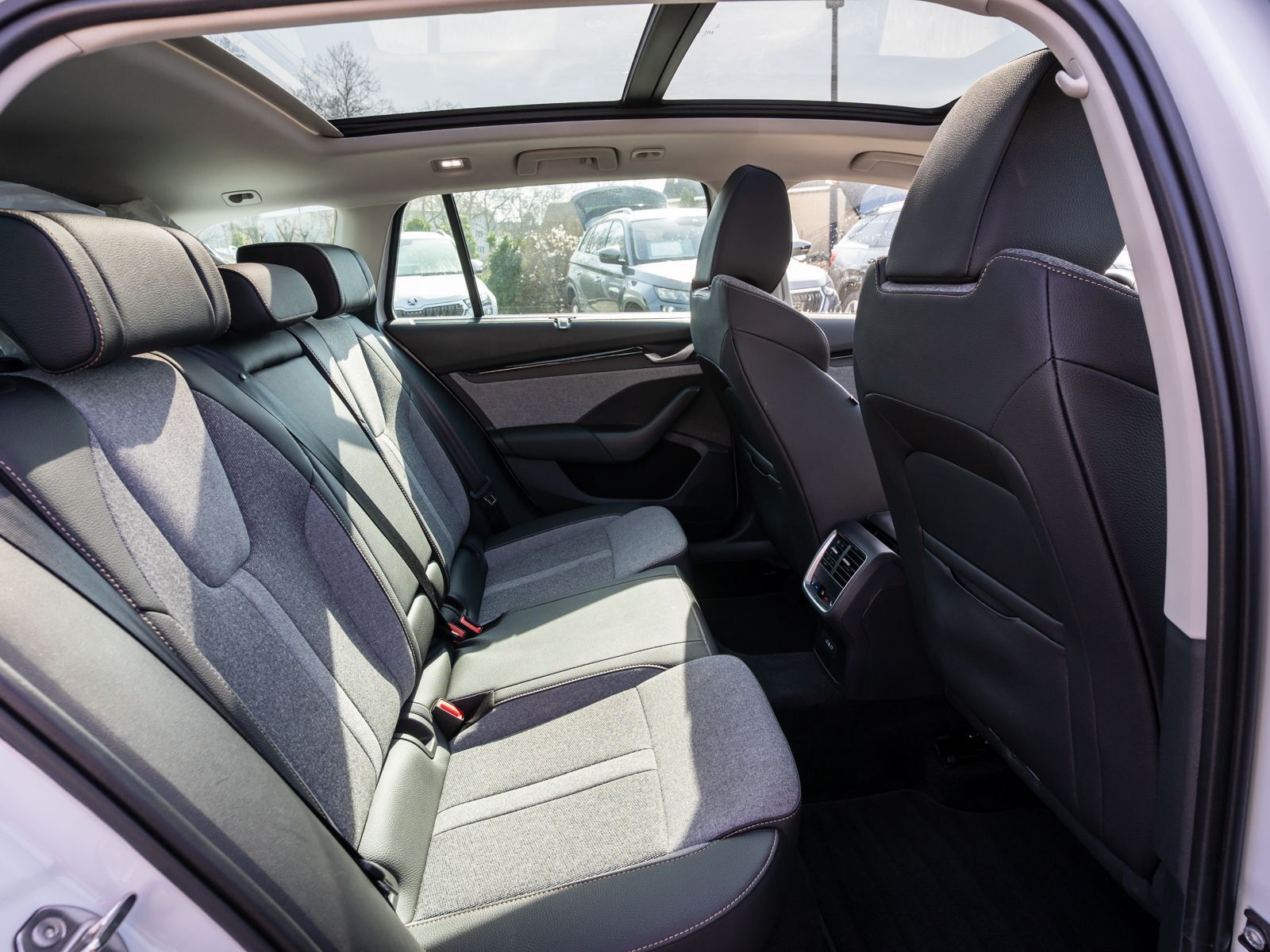 Fahrzeugabbildung SKODA Octavia Combi Selection 2.0TDI LED NAVI PANO AHK