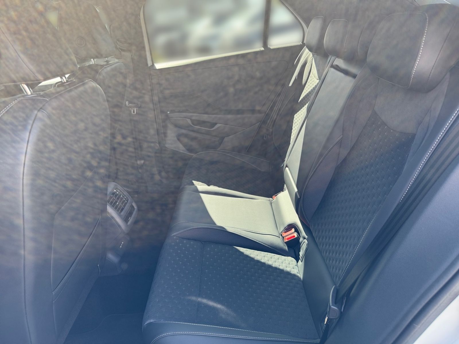 Fahrzeugabbildung Volkswagen T-Roc R-Line 1.5eTSI DSG 360°-Kamera ACC NAV