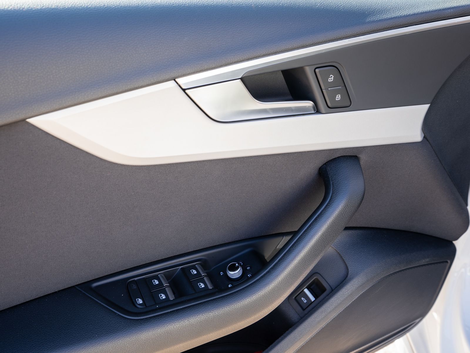 Fahrzeugabbildung Audi A4 Avant advanced 35TDI Stronic LED RFK PANO AHK