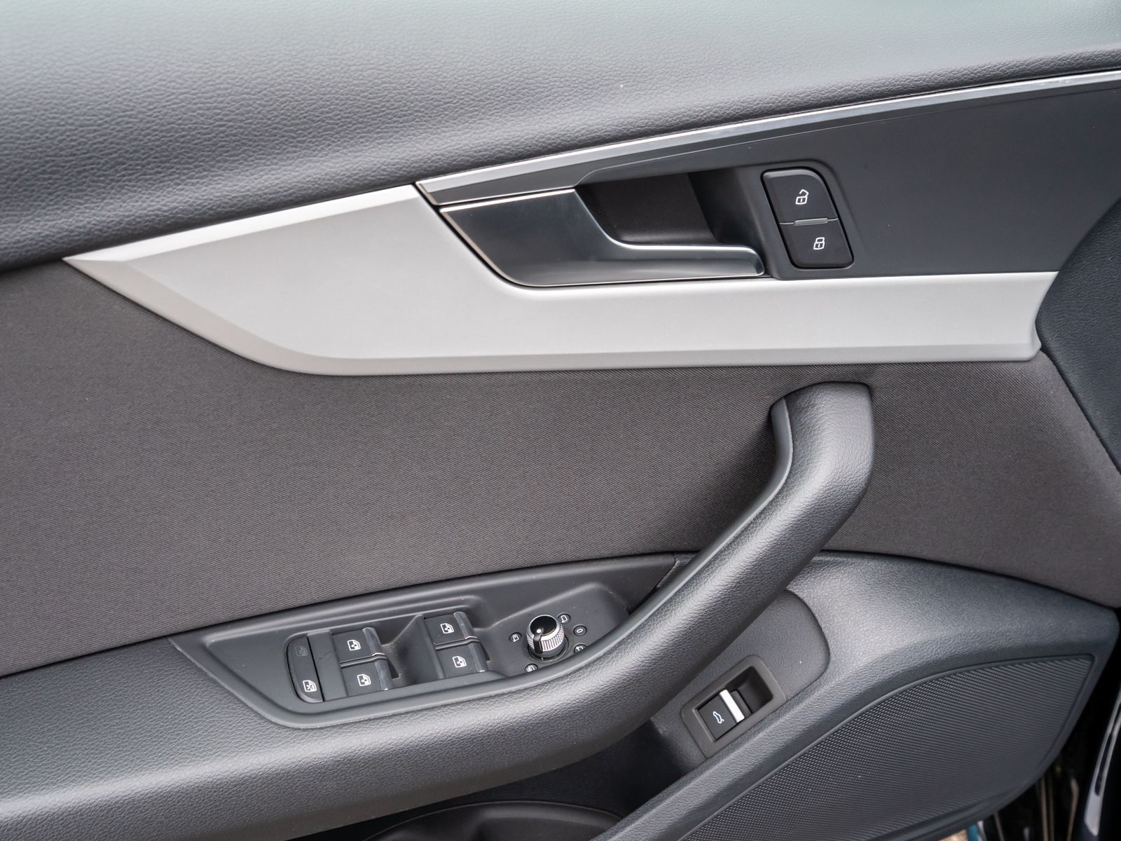 Fahrzeugabbildung Audi A4 Avant S line 35 TFSI PANO PDC SHZ NAVI RFK