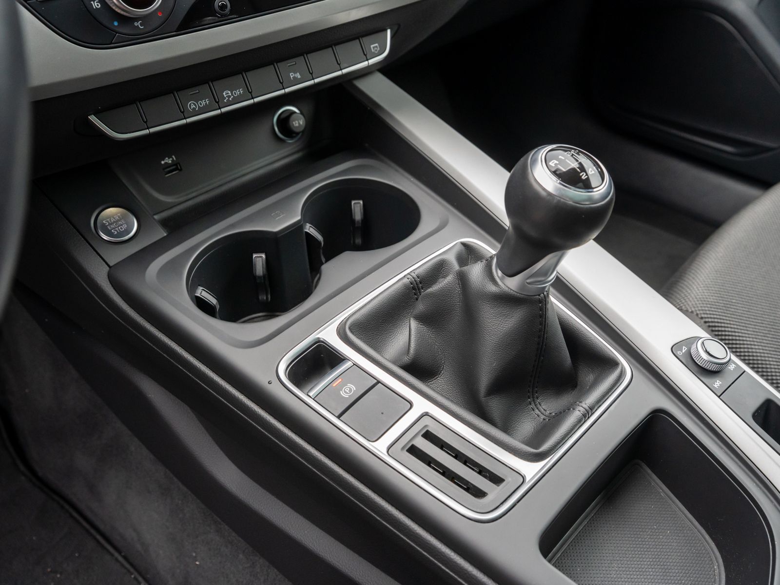 Fahrzeugabbildung Audi A4 Avant S line 35 TFSI PANO PDC SHZ NAVI RFK