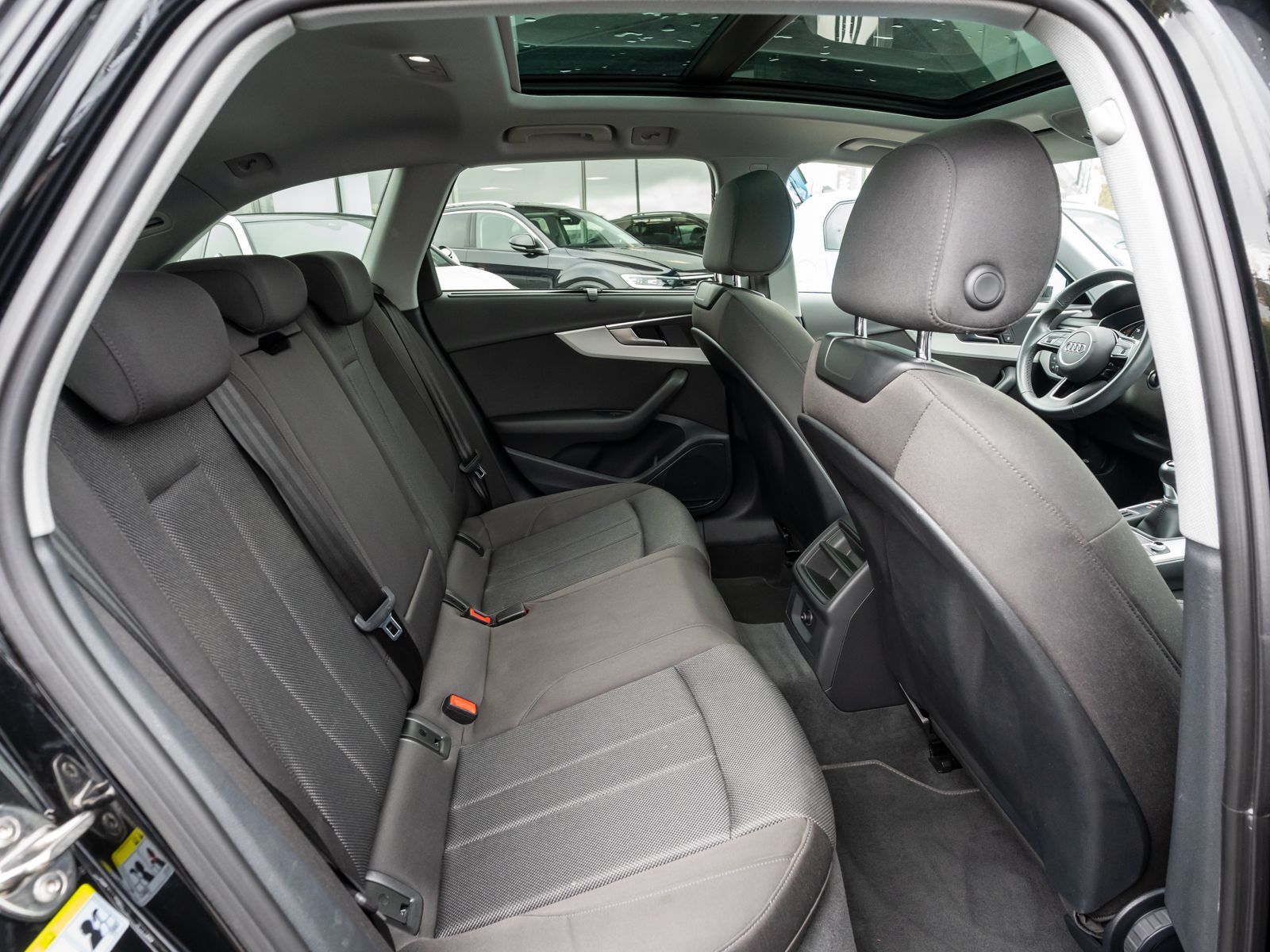 Fahrzeugabbildung Audi A4 Avant S line 35 TFSI PANO PDC SHZ NAVI RFK