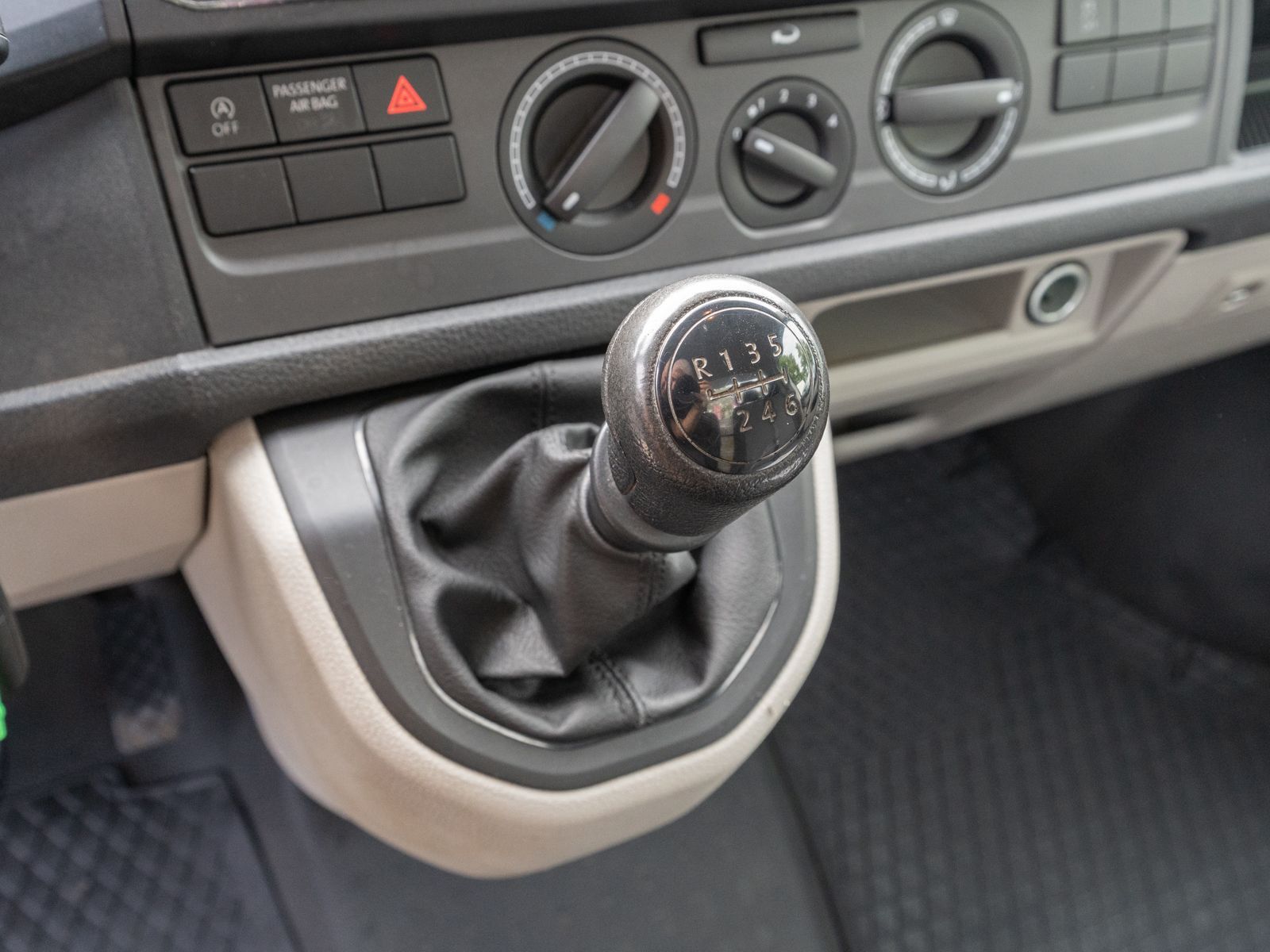 Fahrzeugabbildung Volkswagen T6 Pritsche EIKA 2.0 TSI 6-Gang Anhängerkupplung