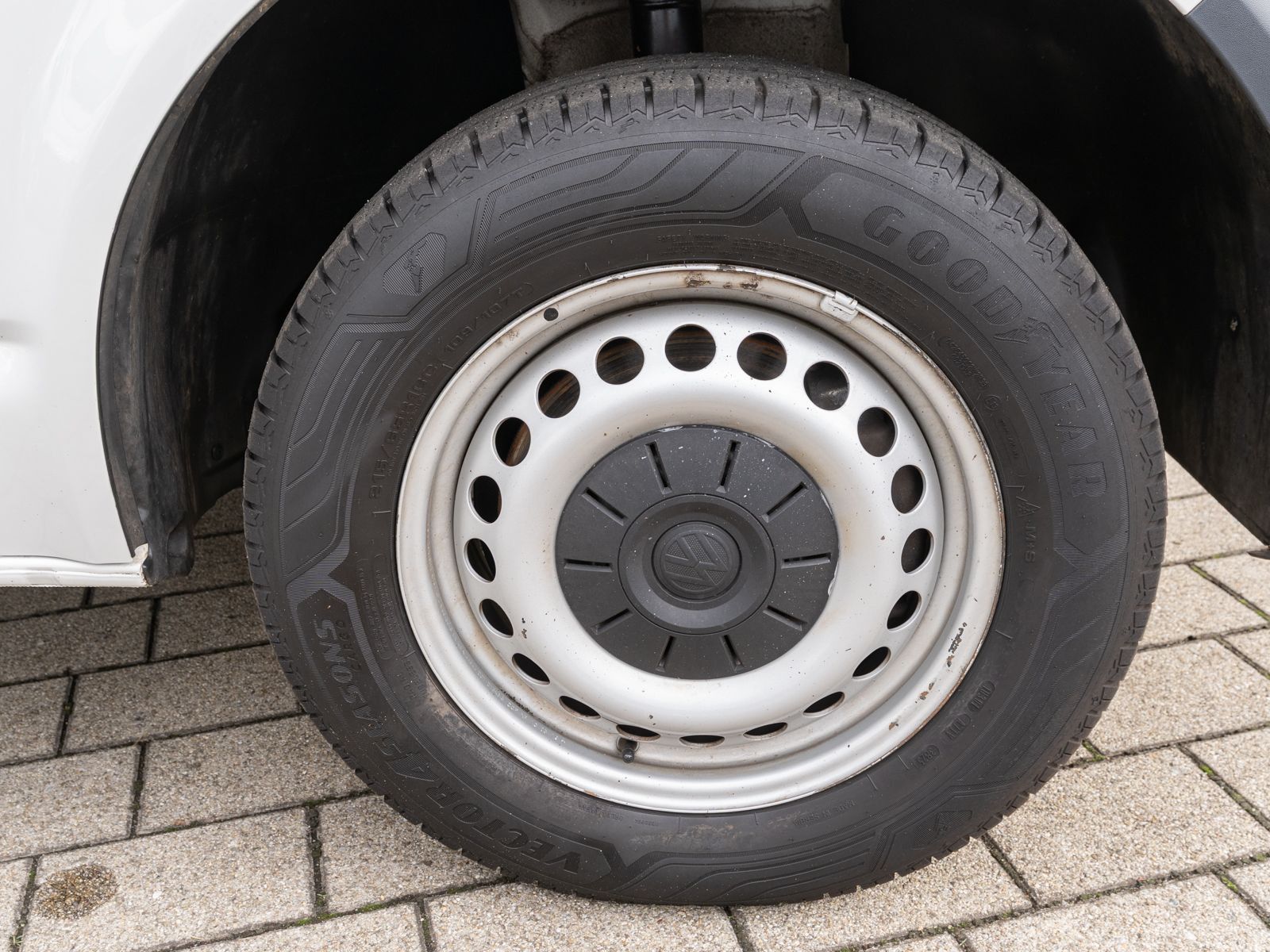 Fahrzeugabbildung Volkswagen T6 Pritsche EIKA 2.0 TSI 6-Gang Anhängerkupplung