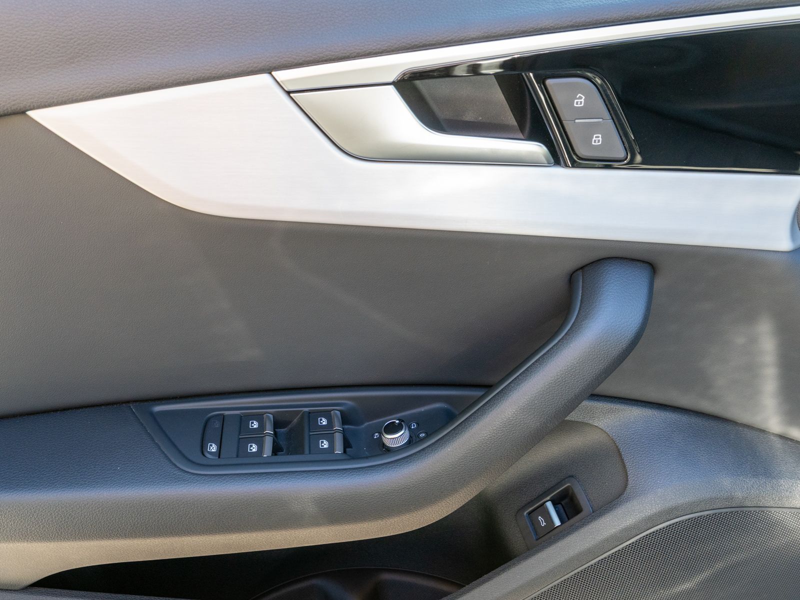 Fahrzeugabbildung Audi A4 Avant S line 40TDI NAVI MATRIX 360 ° AHK HUD