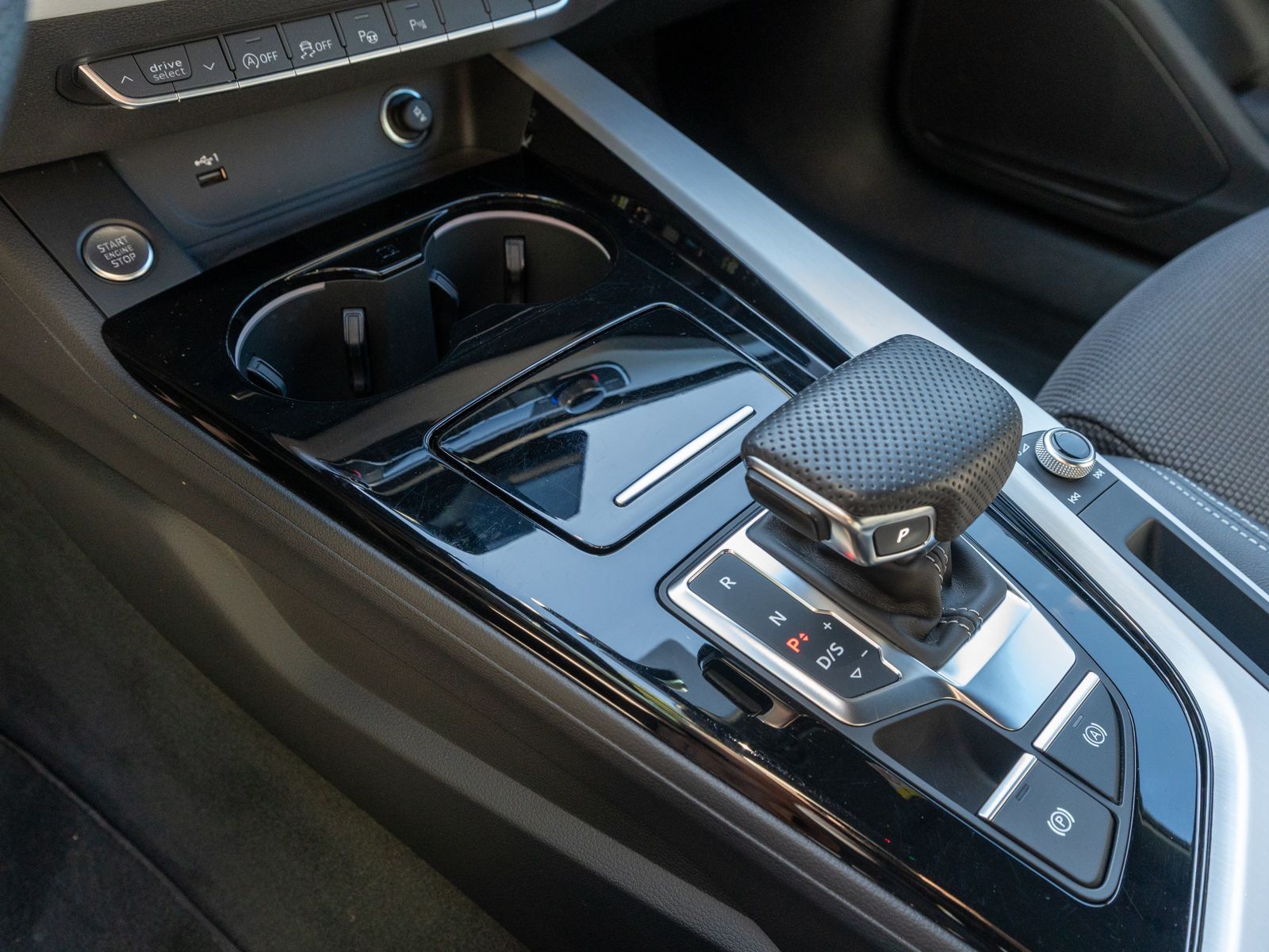 Fahrzeugabbildung Audi A4 Avant S line 40TDI NAVI MATRIX 360 ° AHK HUD