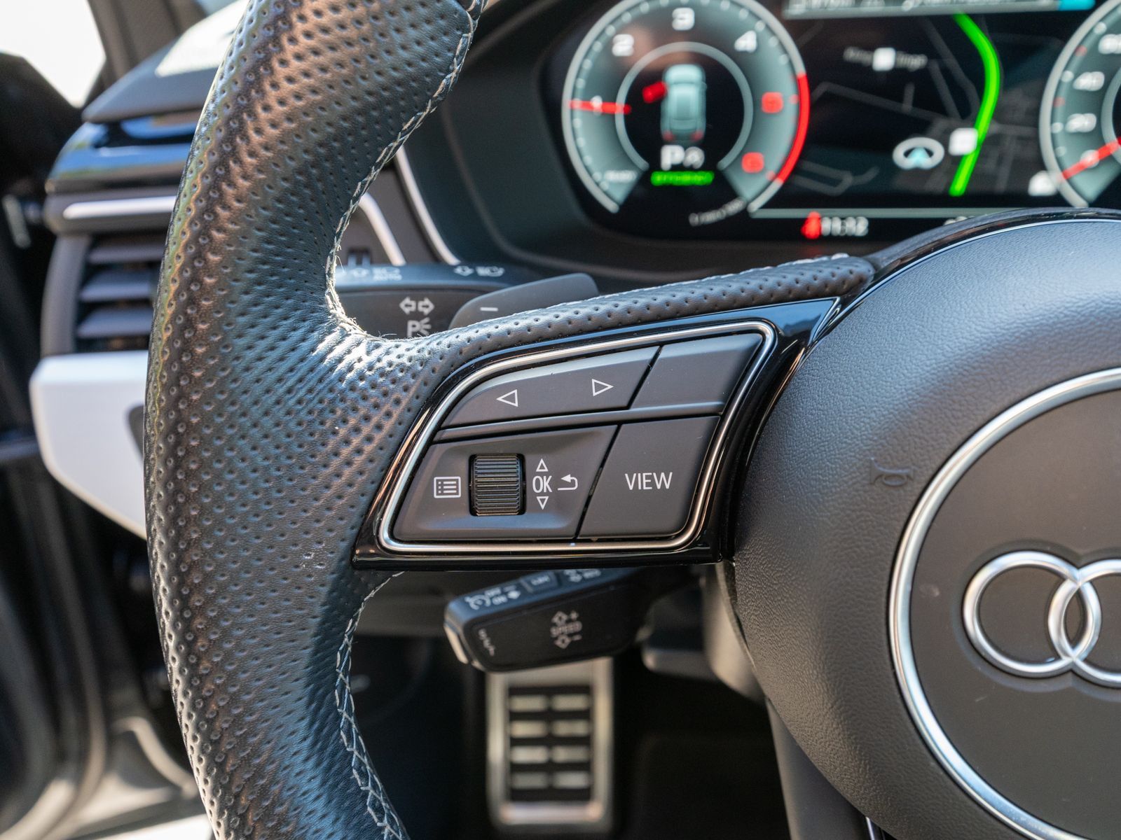 Fahrzeugabbildung Audi A4 Avant S line 40TDI NAVI MATRIX 360 ° AHK HUD