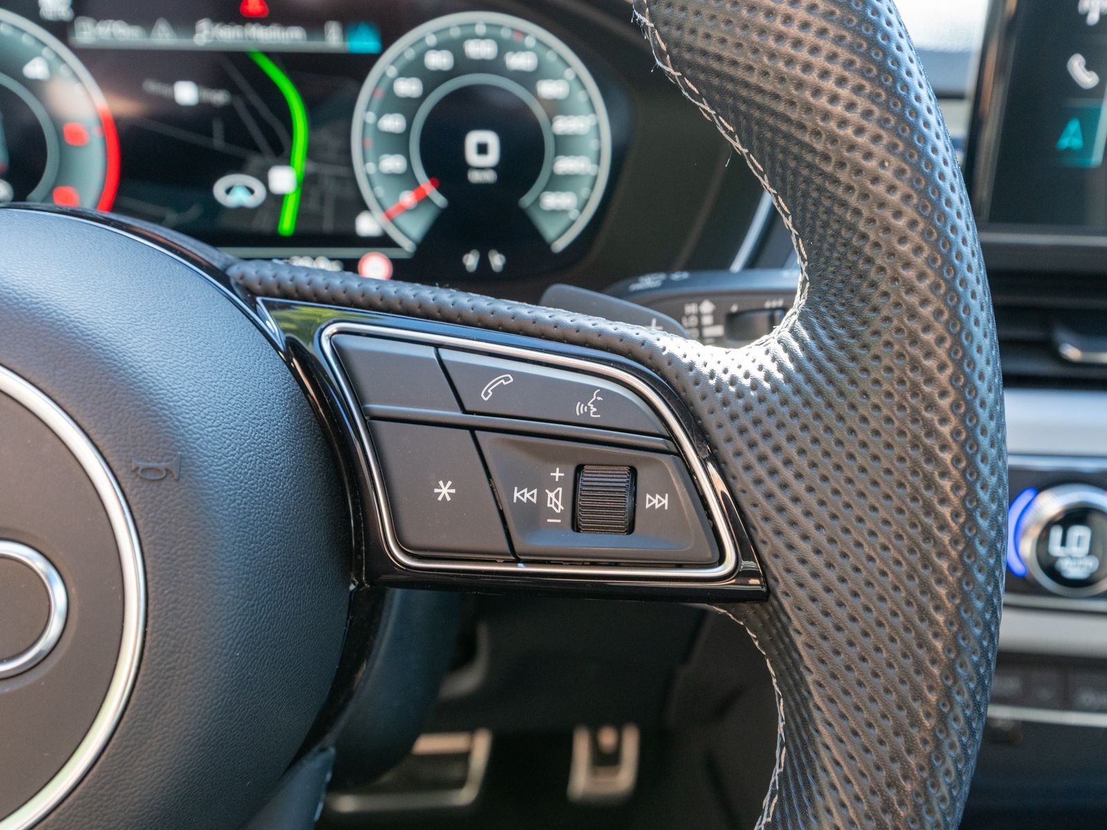 Fahrzeugabbildung Audi A4 Avant S line 40TDI NAVI MATRIX 360 ° AHK HUD