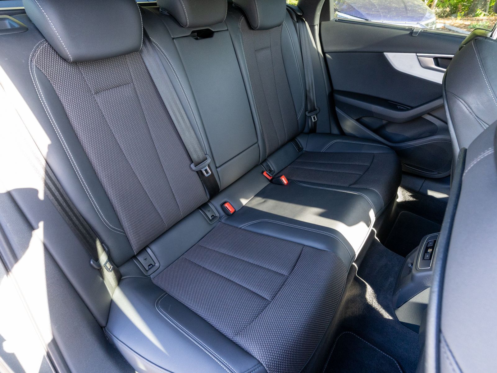 Fahrzeugabbildung Audi A4 Avant S line 40TDI NAVI MATRIX 360 ° AHK HUD