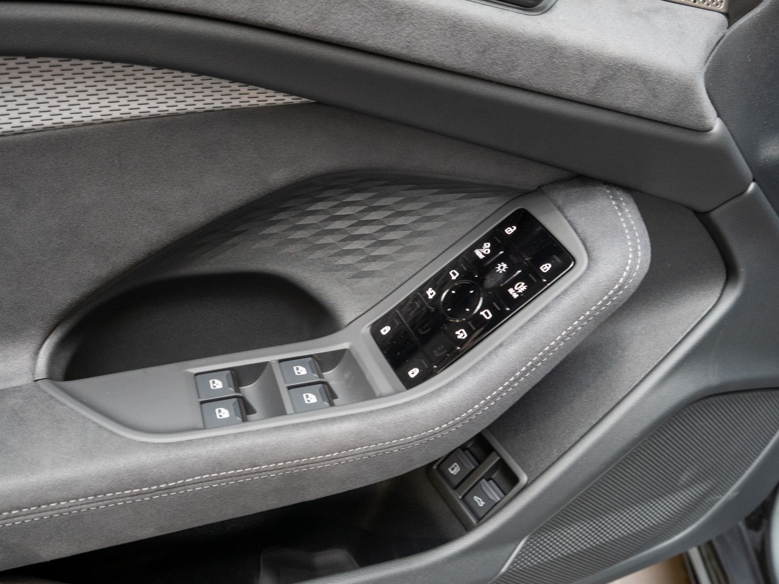 Fahrzeugabbildung Audi A6 Avant S line Edition One e-hybrid quattro B&O