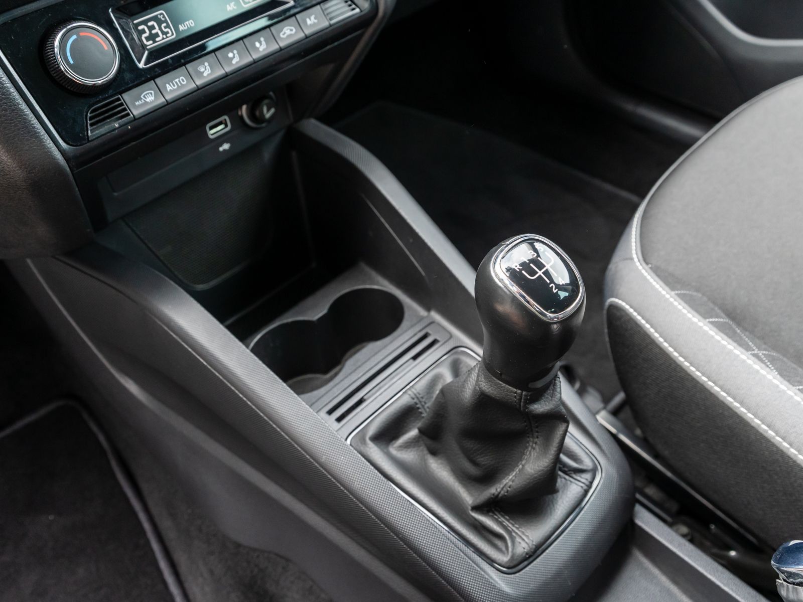 Fahrzeugabbildung SKODA Fabia Combi Ambition 1.0 TSI Navi Klima PDC SHZ