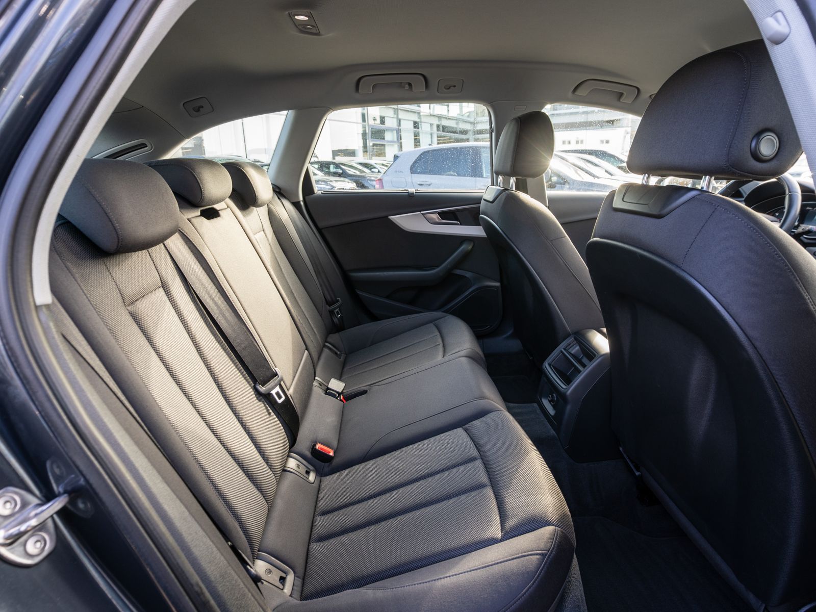 Fahrzeugabbildung Audi A4 Avant 35 TDI 120 KW S tronic NAVI GRA PDC