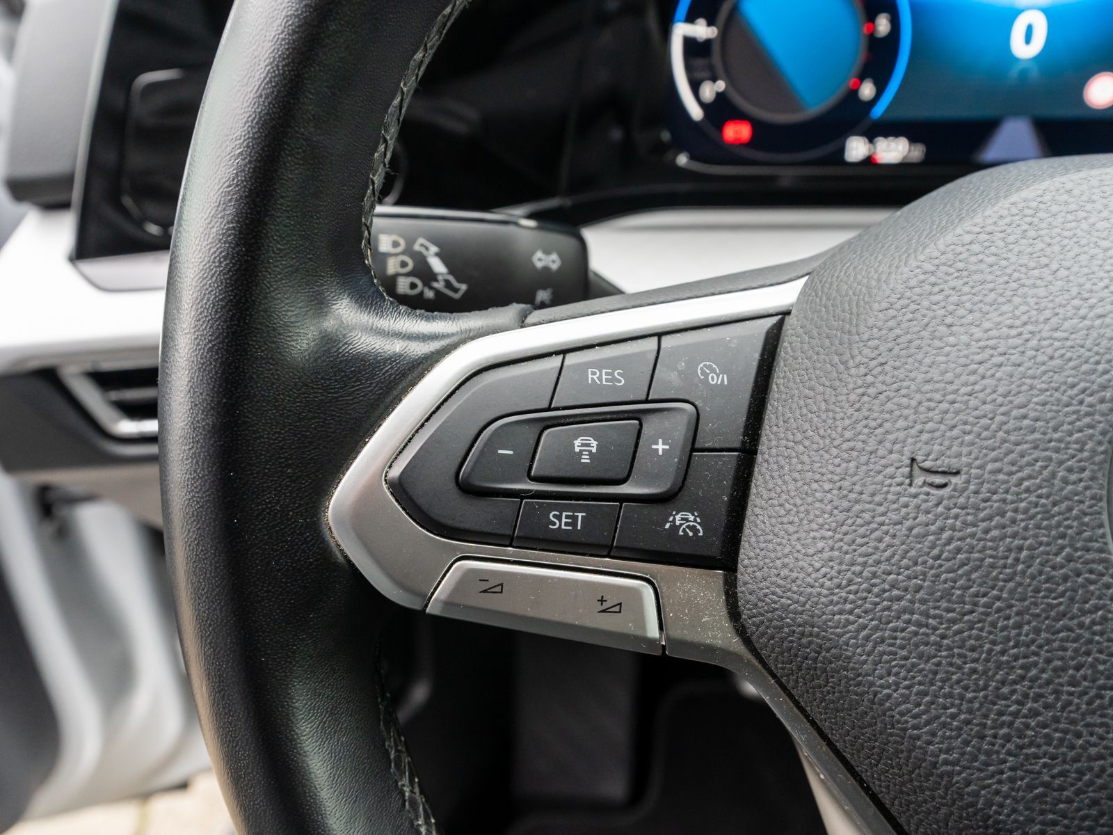 Fahrzeugabbildung Volkswagen Golf Variant Life 2,0 TDI Navi ACC Klima SHZ LED
