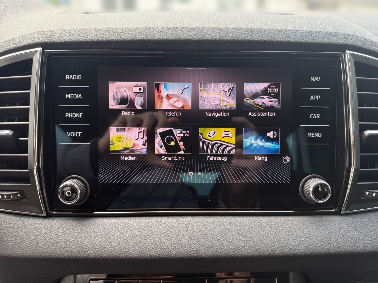 Fahrzeugabbildung SKODA Karoq Balance 1,5 TSI 150PS DSG ACC PDC SHZ AHK