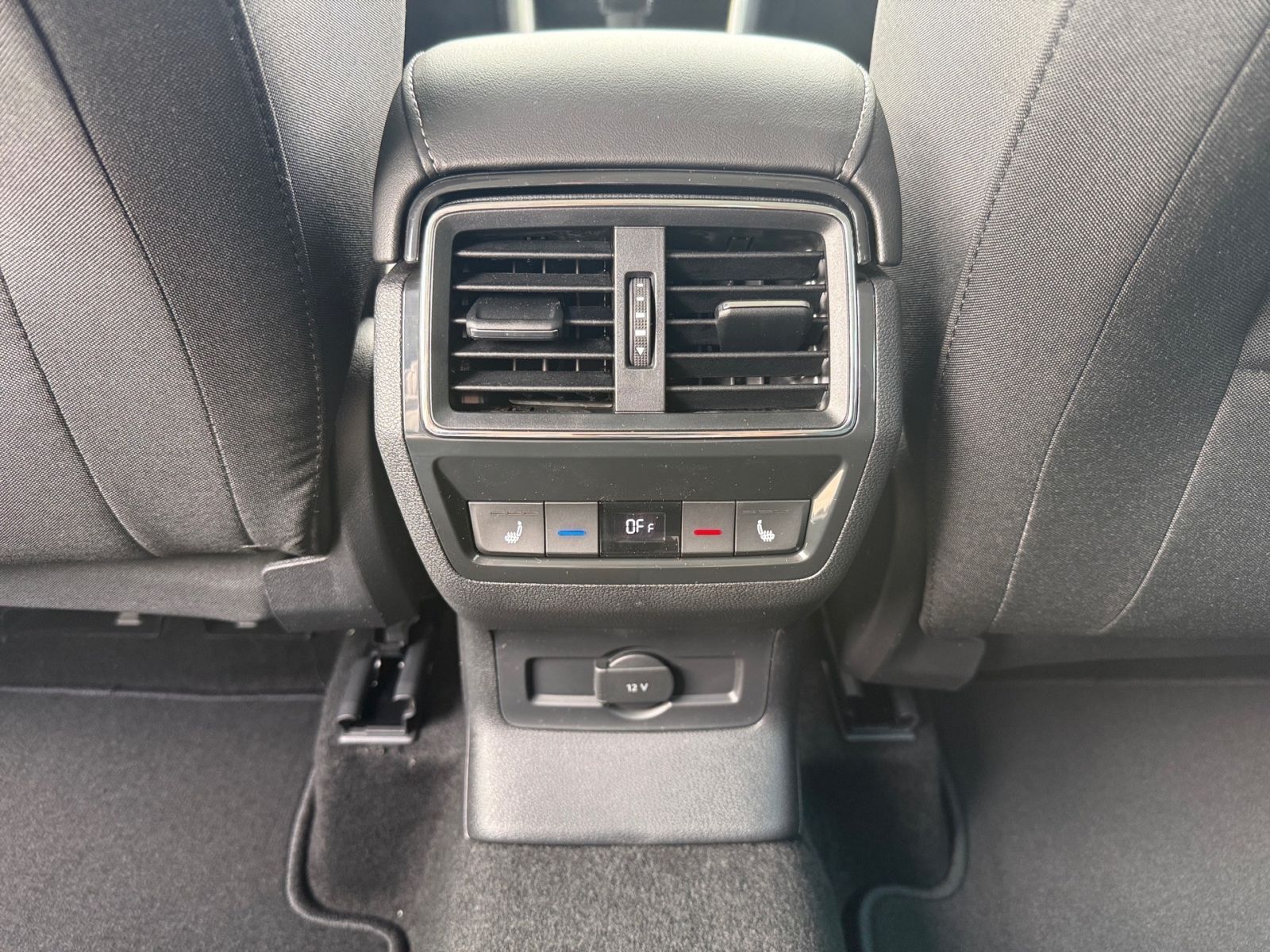 Fahrzeugabbildung SKODA Karoq Balance 1,5 TSI 150PS DSG ACC PDC SHZ AHK