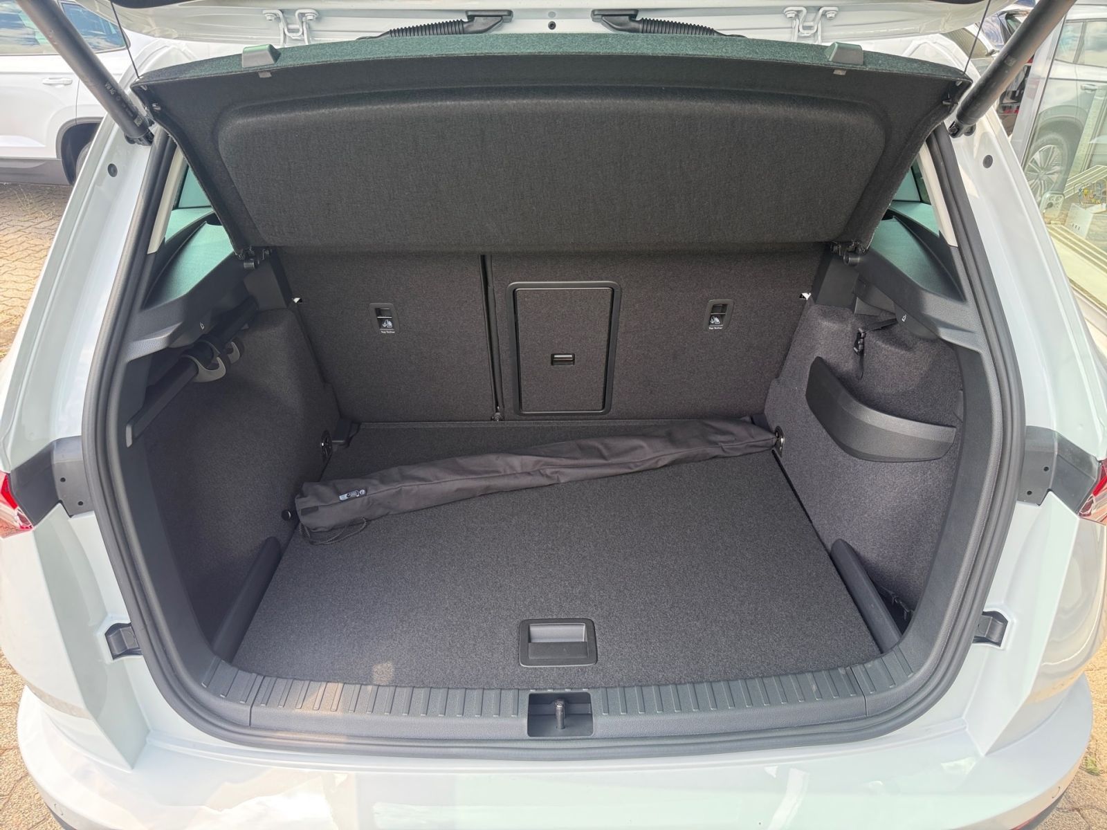 Fahrzeugabbildung SKODA Karoq Balance 1,5 TSI 150PS DSG ACC 360° SHZ AHK