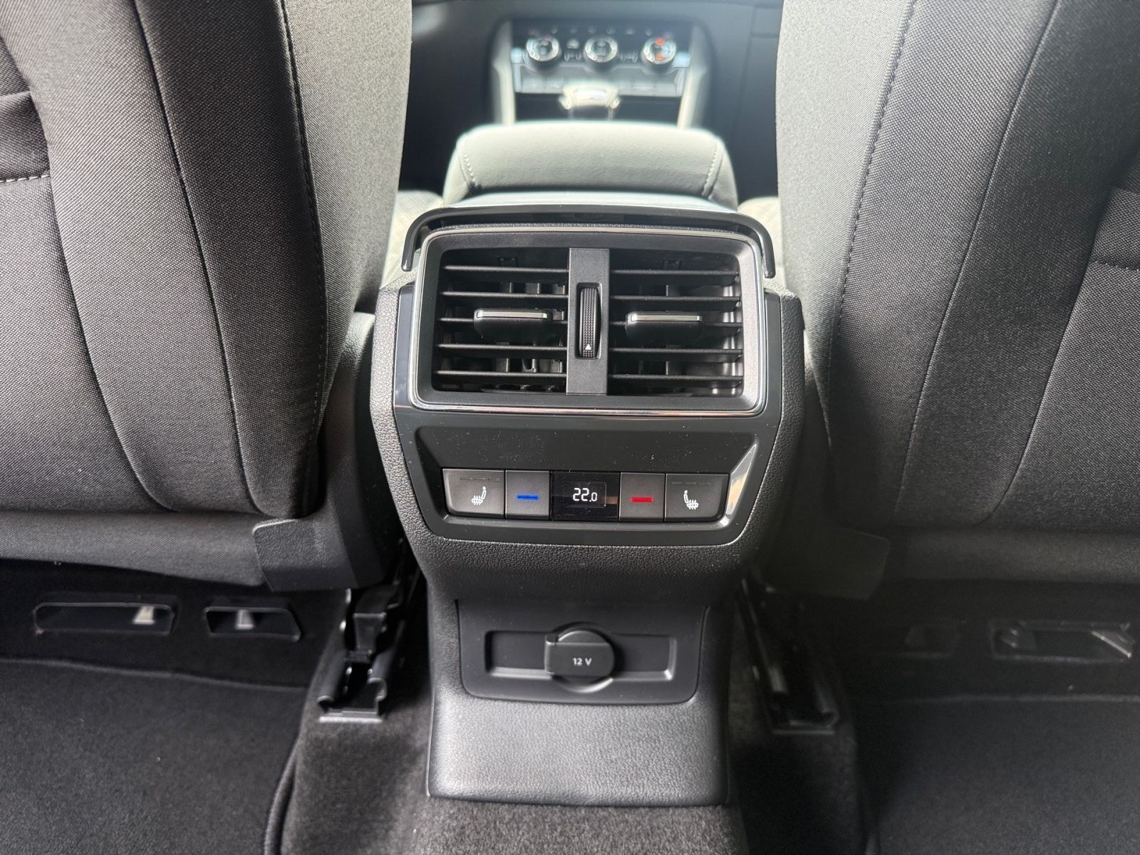 Fahrzeugabbildung SKODA Karoq Balance 1,5 TSI 150PS DSG ACC 360° SHZ AHK