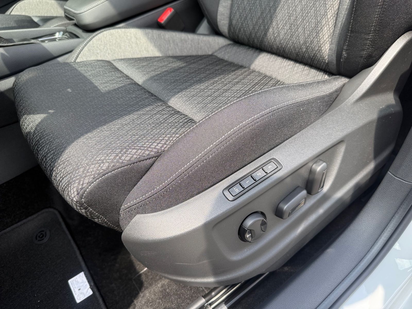 Fahrzeugabbildung SKODA Karoq Balance 1,5 TSI 150PS DSG ACC 360° SHZ AHK