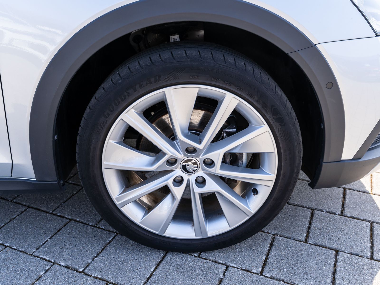 Fahrzeugabbildung SKODA Octavia Combi Scout 4x4 2.0 TDI DSG HUD PANO AHK