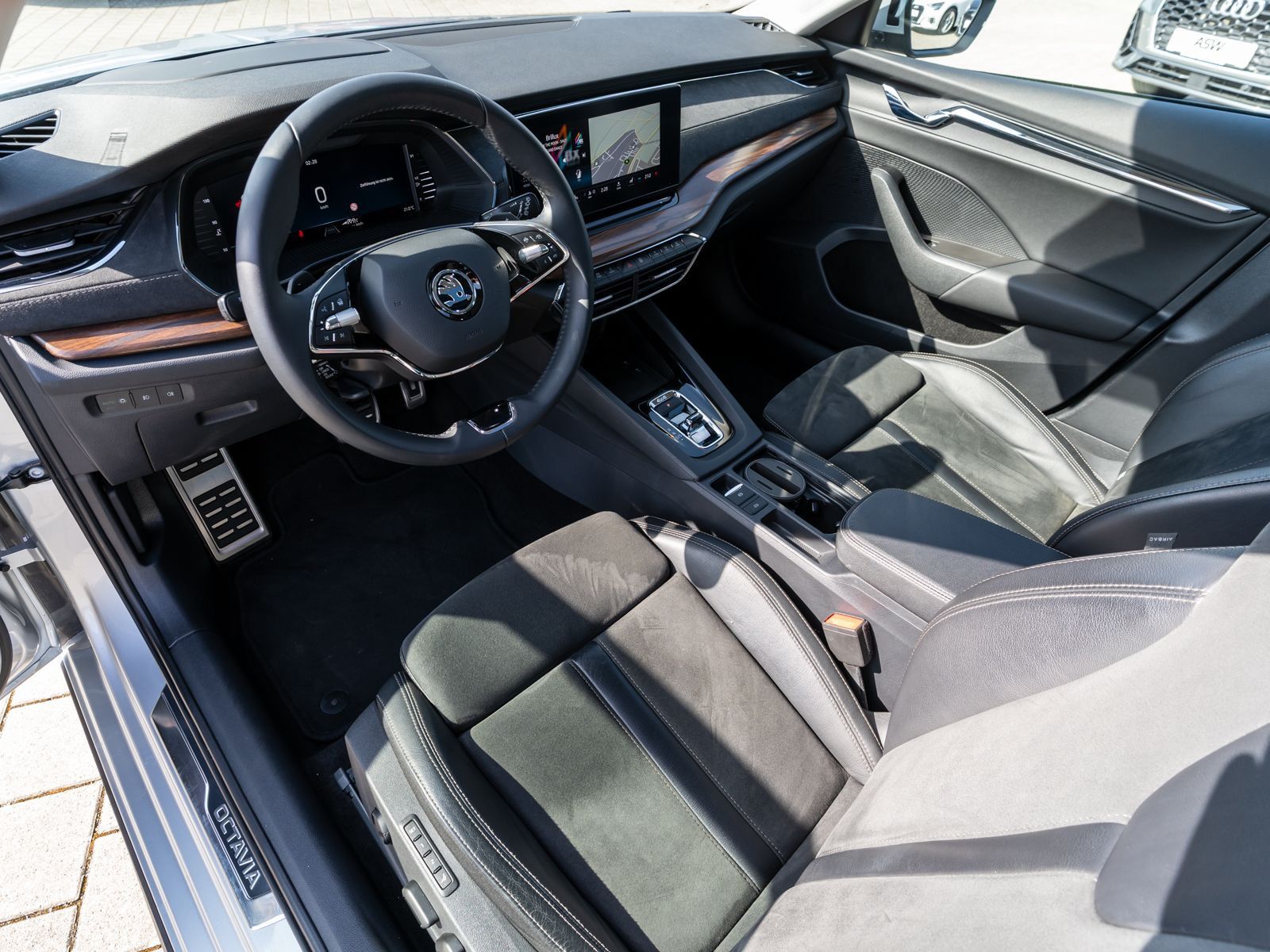 Fahrzeugabbildung SKODA Octavia Combi Scout 4x4 2.0 TDI DSG HUD PANO AHK