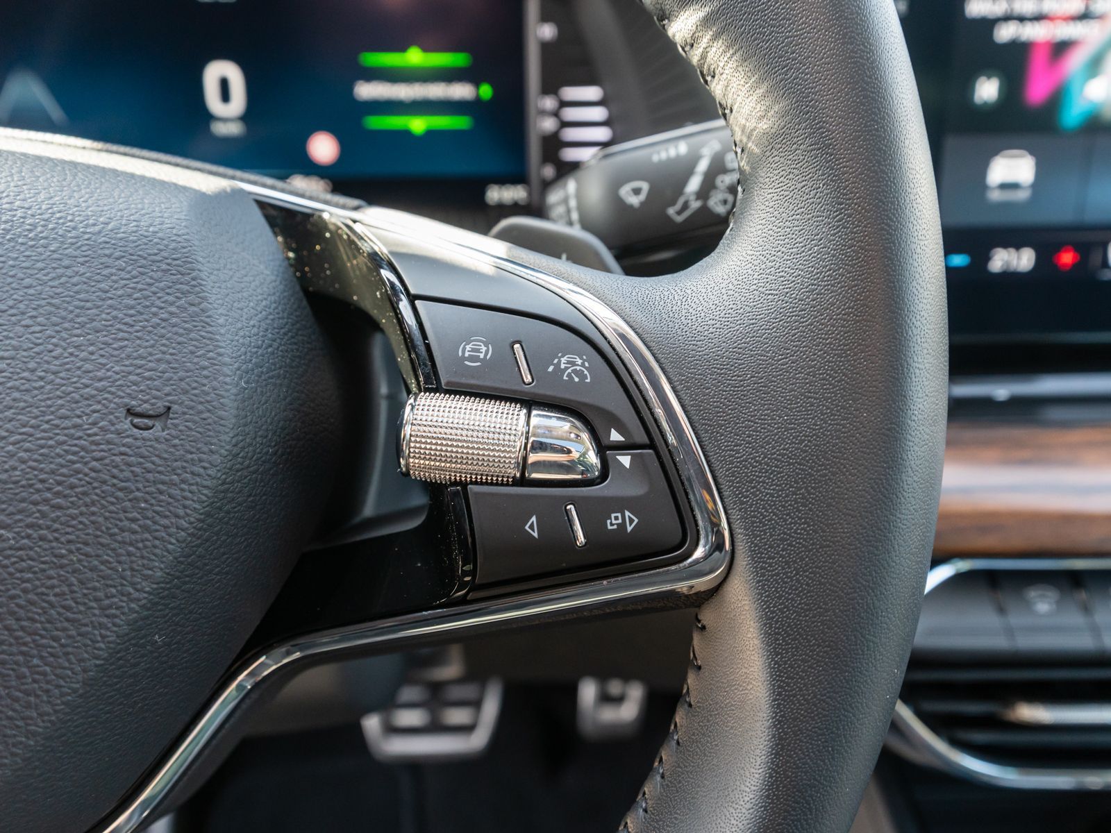 Fahrzeugabbildung SKODA Octavia Combi Scout 4x4 2.0 TDI DSG HUD PANO AHK