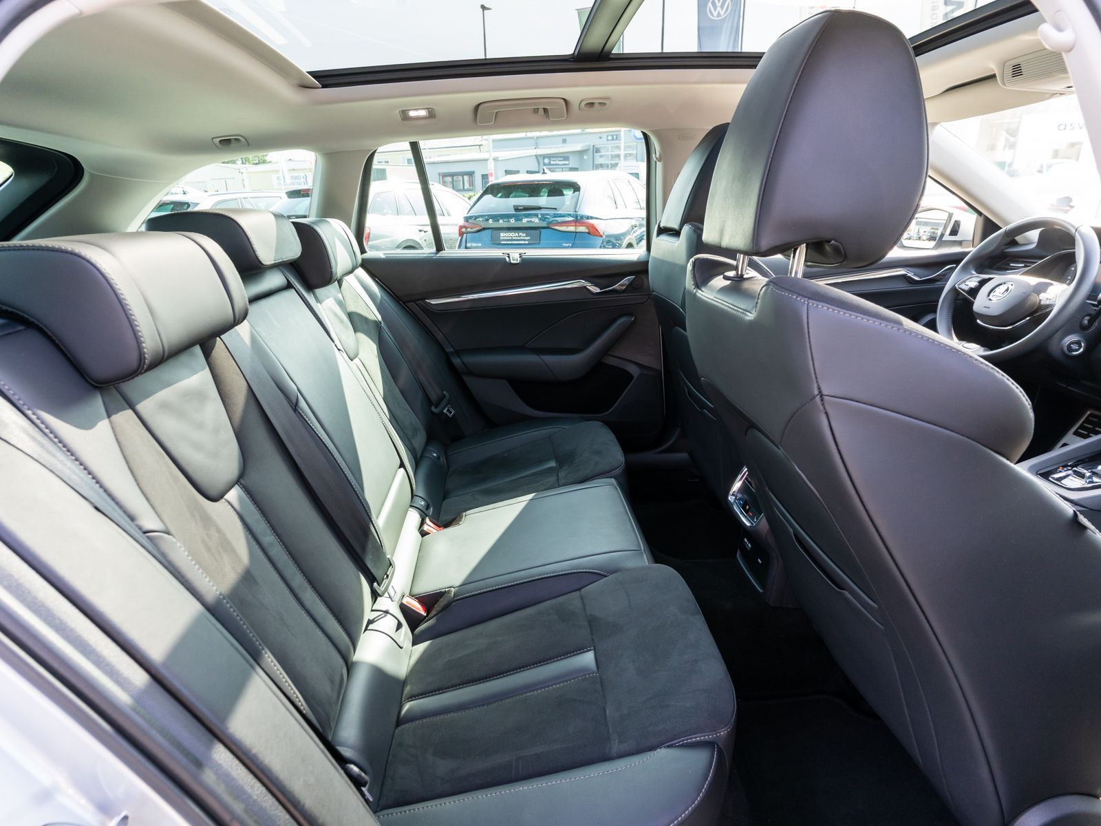 Fahrzeugabbildung SKODA Octavia Combi Scout 4x4 2.0 TDI DSG HUD PANO AHK