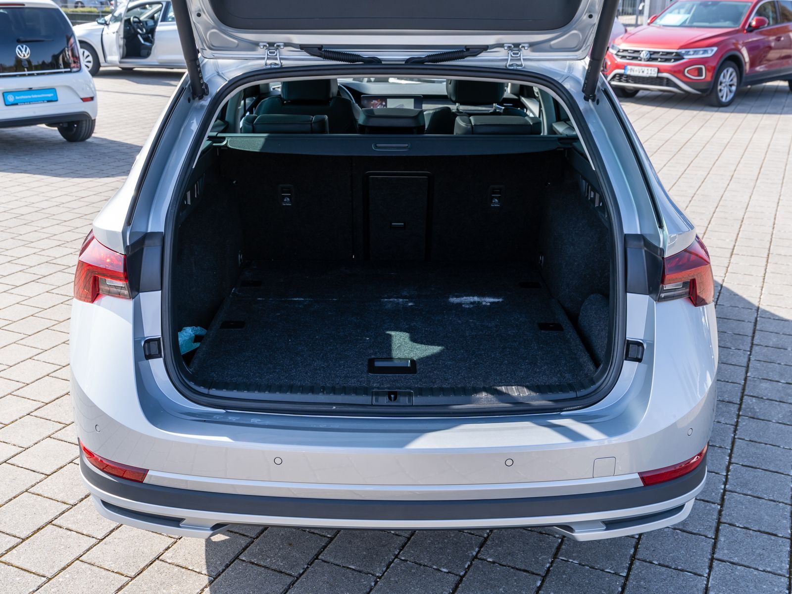 Fahrzeugabbildung SKODA Octavia Combi Scout 4x4 2.0 TDI DSG HUD PANO AHK