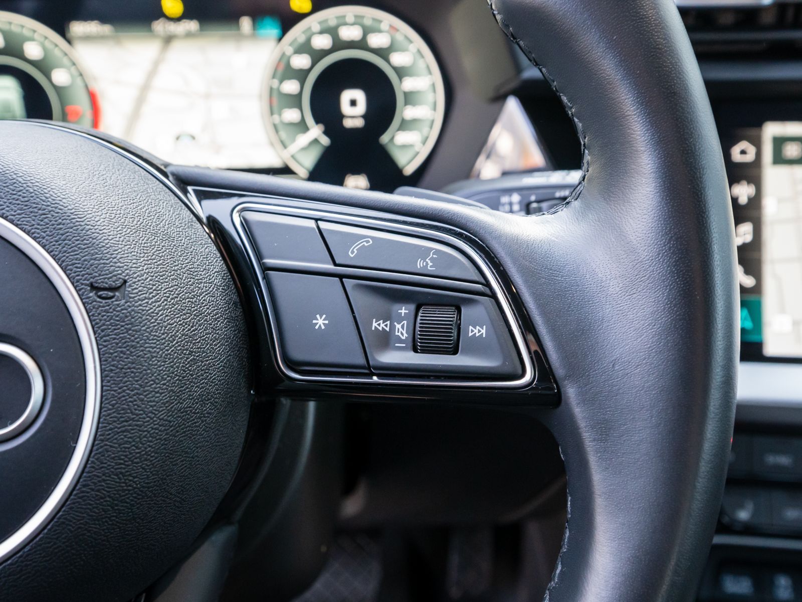 Fahrzeugabbildung Audi A3 Sportback 40 TFSI e S tronic NAVI RFK SHZ VC
