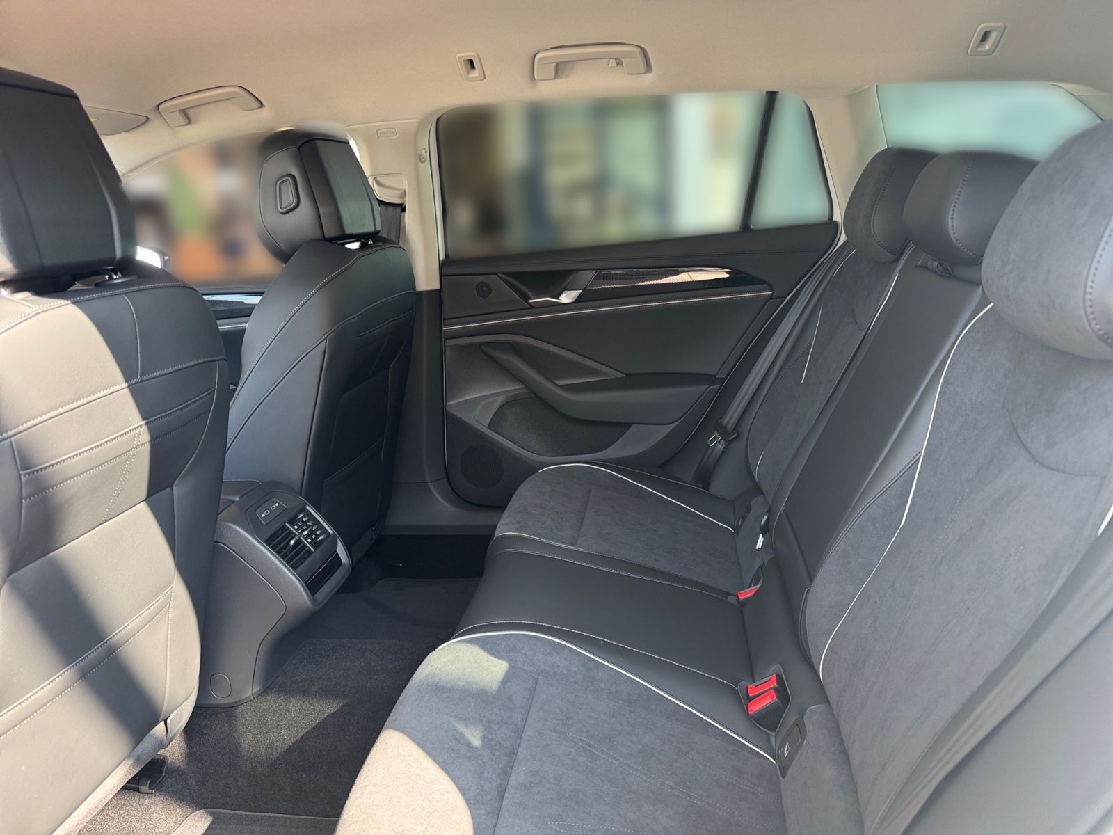 Fahrzeugabbildung Volkswagen Passat Variant Business 2.0 TDI DSG Head-up ACC