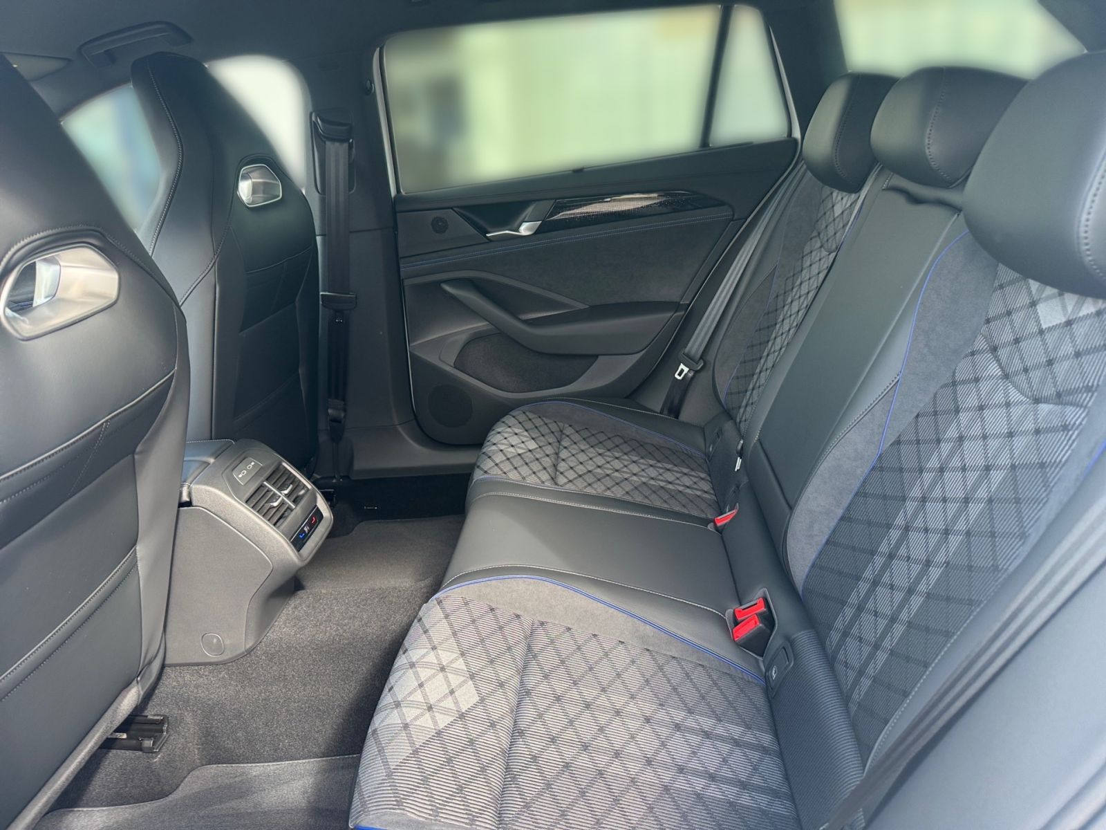 Fahrzeugabbildung Volkswagen Passat Variant R-Line 2.0TDI DSG AHK 360 ACC PDC