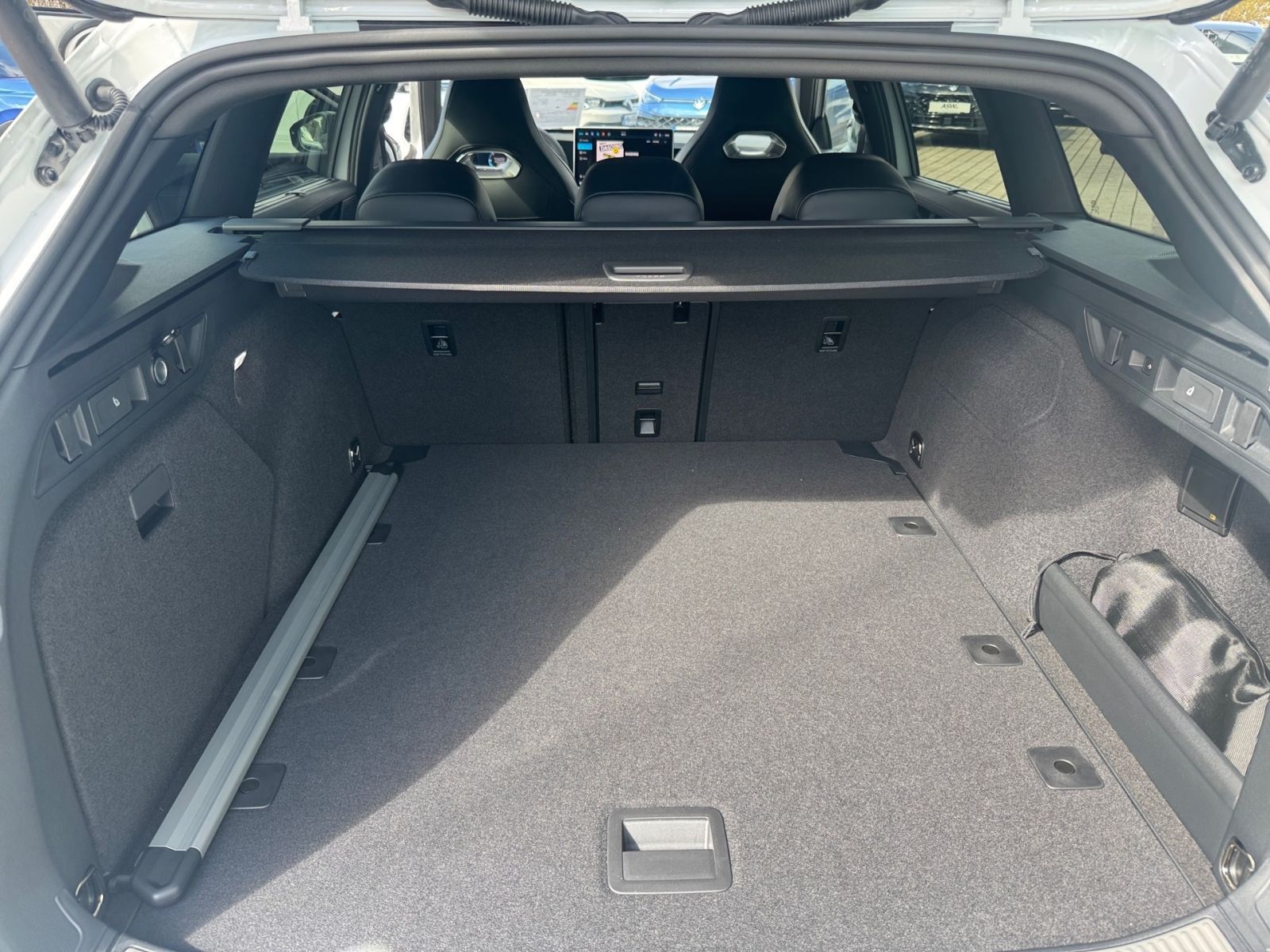 Fahrzeugabbildung Volkswagen Passat Variant R-Line 2.0TDI DSG AHK 360 ACC PDC