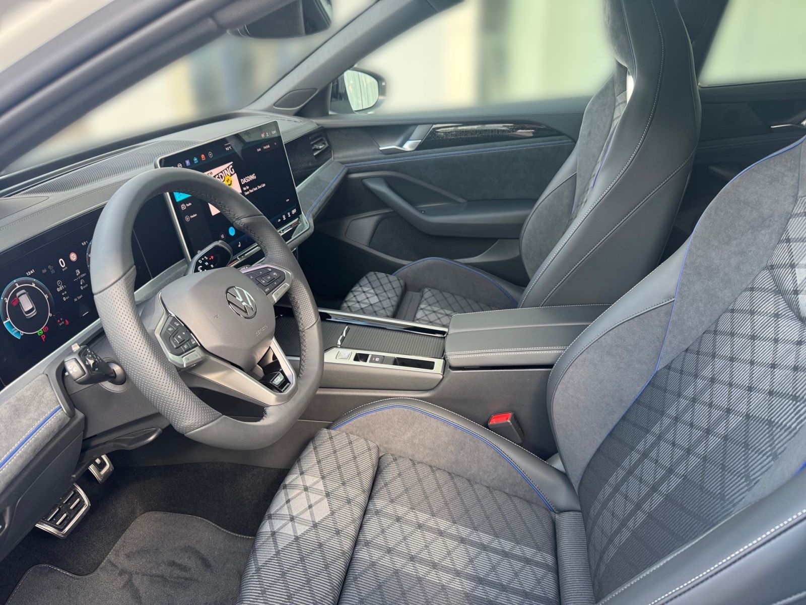 Fahrzeugabbildung Volkswagen Passat Variant R-Line 2.0TDI DSG AHK 360 ACC PDC